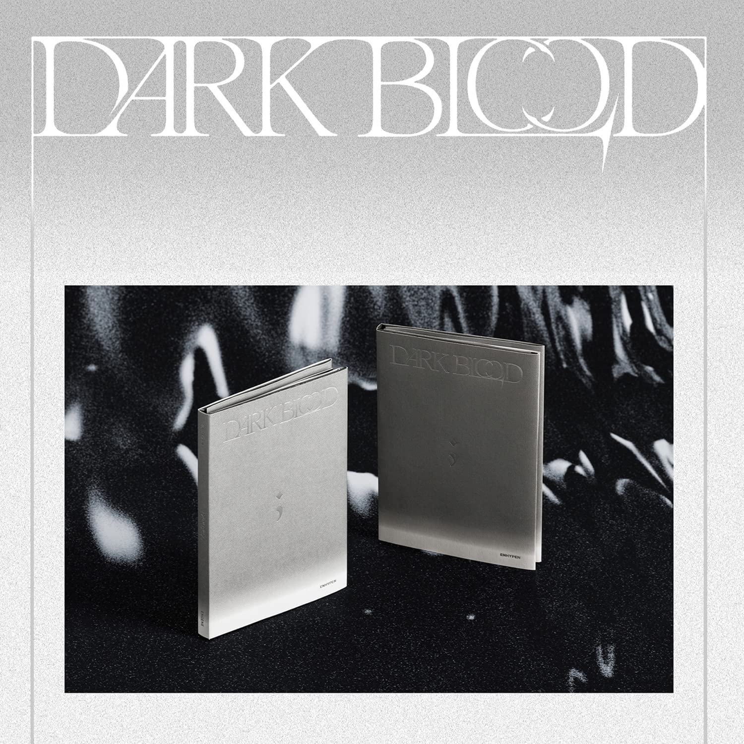 ENHYPEN - DARK BLOOD (ENGENE ver. - RANDOM) Photo Book + CD-R + Card + Concept Card + Sticker + Postcard + 2 Badges Button + 4 Foto Omaggio