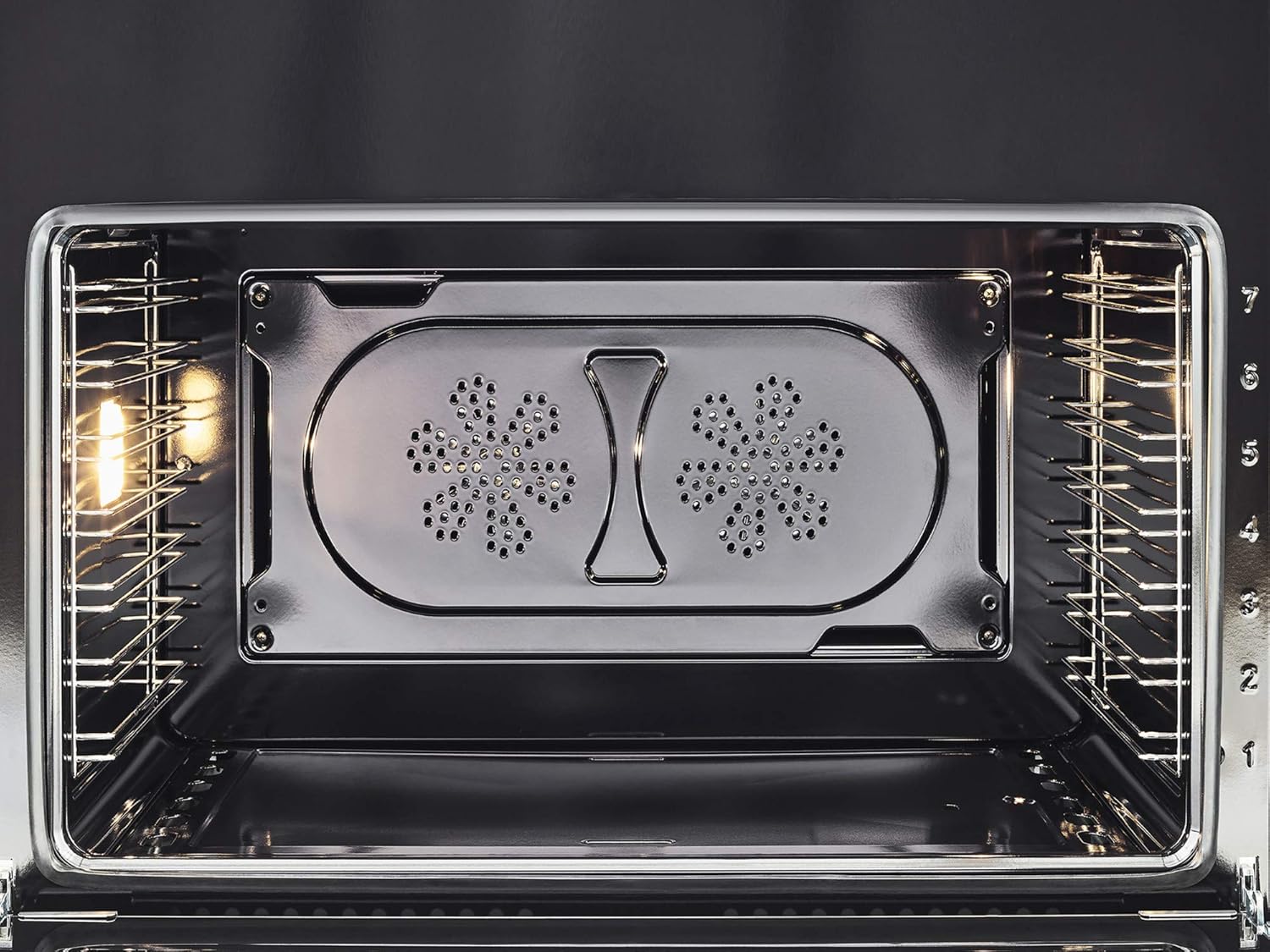 ខាងក្នុង view of the Bertazzoni main oven with dual convection fans