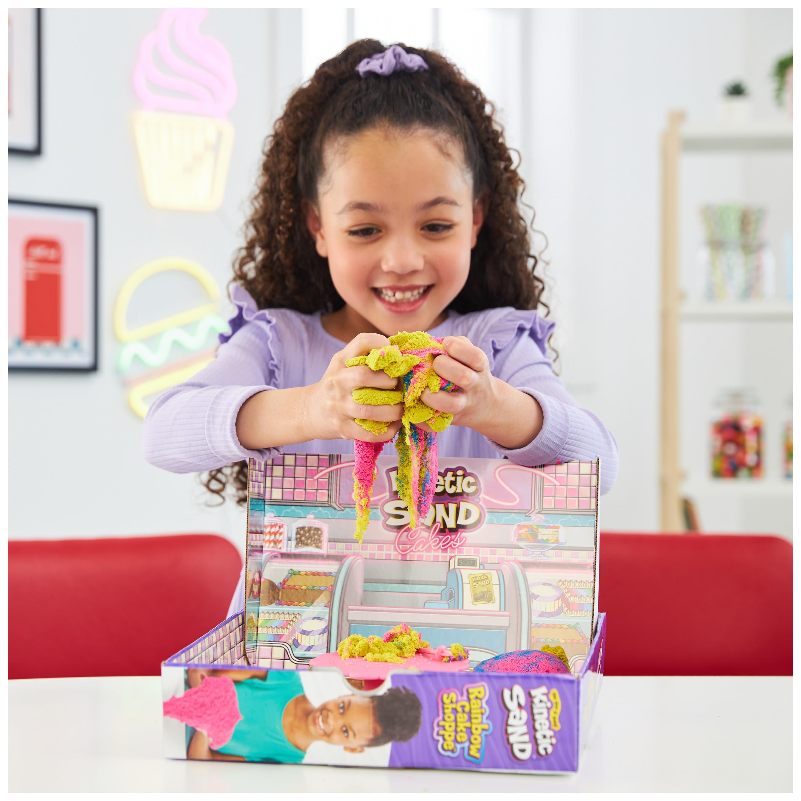 Kinetic Sand MAGICZNY Piasek - Rainbow Cake SHOPPE - 680g żółtego, różowego, niebieskiego i białego piasku waniliowego - zestaw rękodzieła dla dzieci zabawki sensoryczne - 6068029 - Zabawki dla dzieci