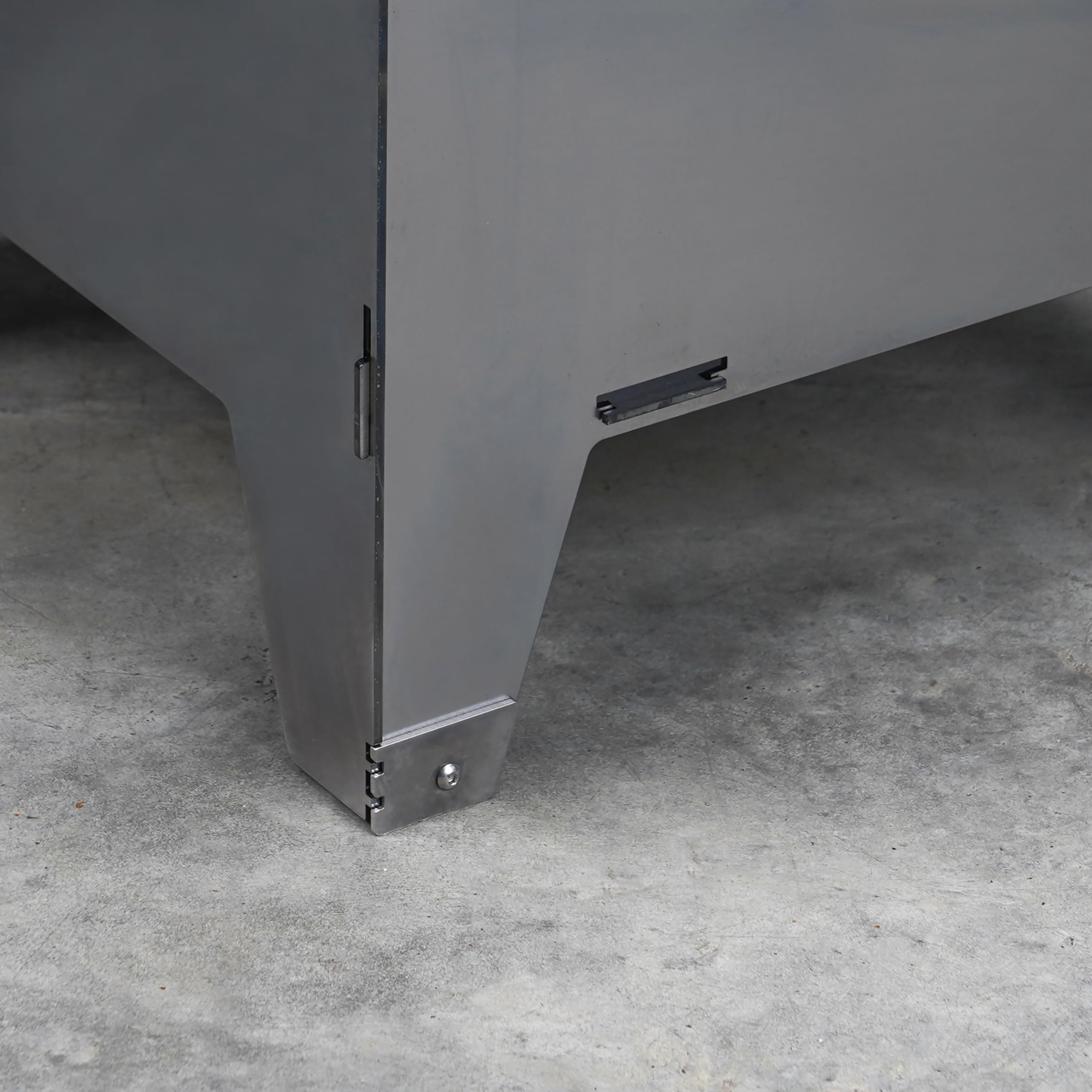 Grillrost.com Das Original Steckbare Feuertonne Löwe aus Stahl mit Edelstahlfüßen - Neugedachte Feuersäule inkl. Auflage-Adaptern für Feuerplatten