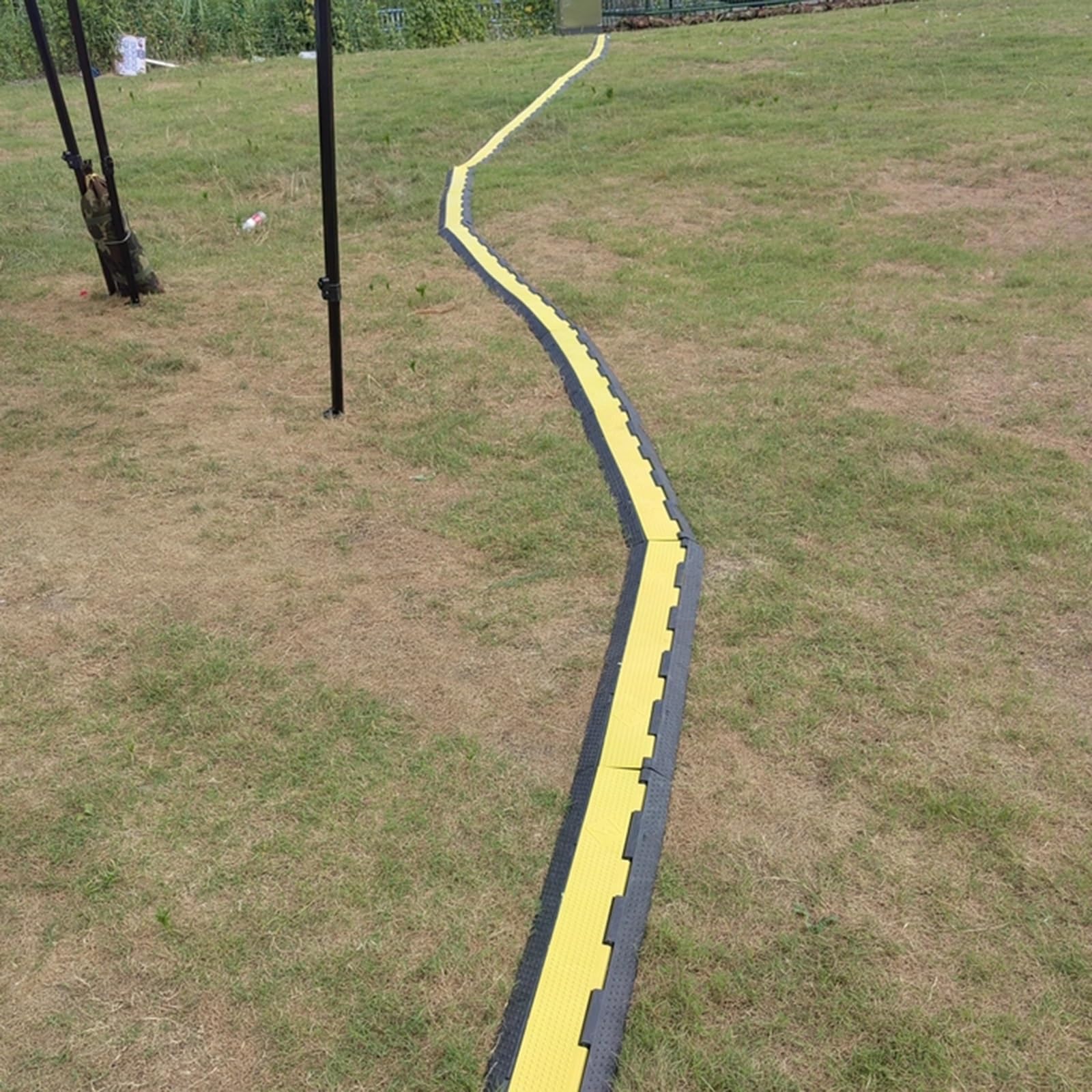 Pasacables Suelo de 3 Canales, Protector de Cable para Exteriores, Reductor de Velocidad de Goma, 90x49x6.5 cm, Capacidad de 5 Toneladas, para Grava, Asfalto y Hormigón