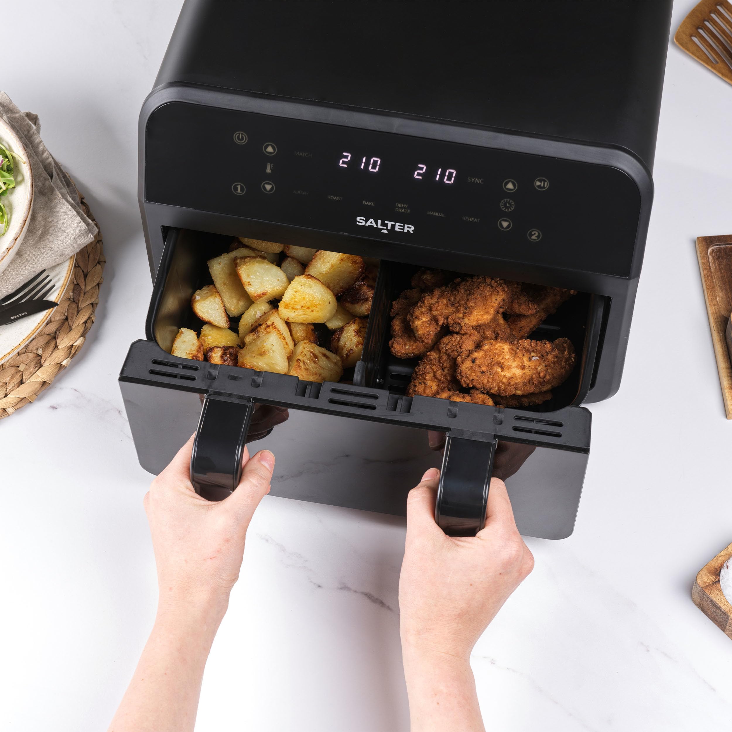 Salter Dual View Freidora de aire – Bandeja de cocción antiadherente de 7 L con divisor extraíble, gran capacidad de tamaño familiar, ventana de visualización, pantalla LED digital, 2300 W