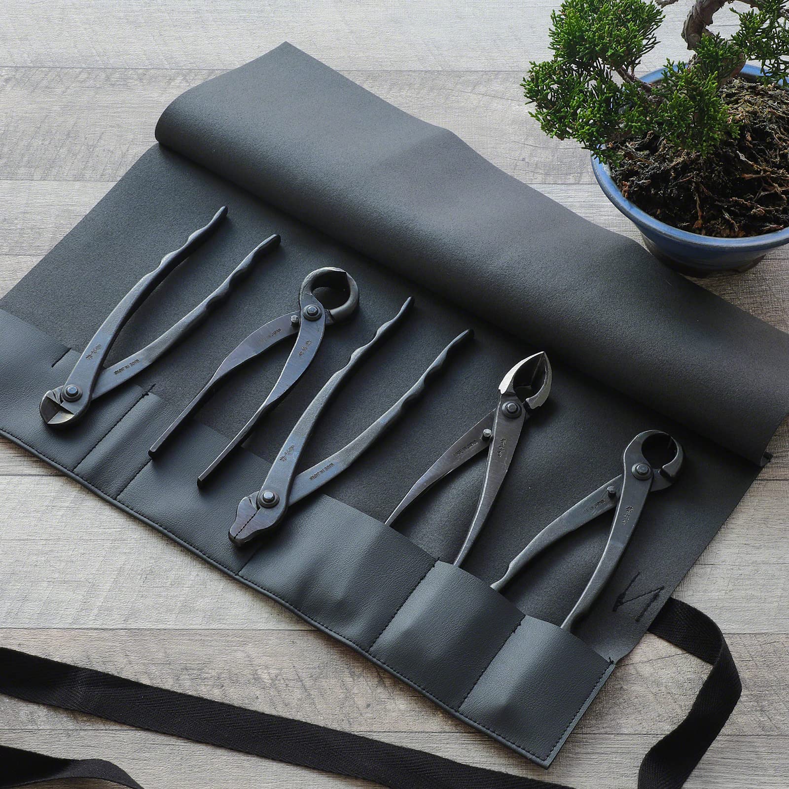 Wazakura 5-teiliges Japanisches Bonsai-Set mit Etui, Made in Japan - Konkavzange, Knospenzange, Jin-Zange, Drahtschneider, Wurzelschneider Geschenkbox – 5 Zangen mit Rolltasche