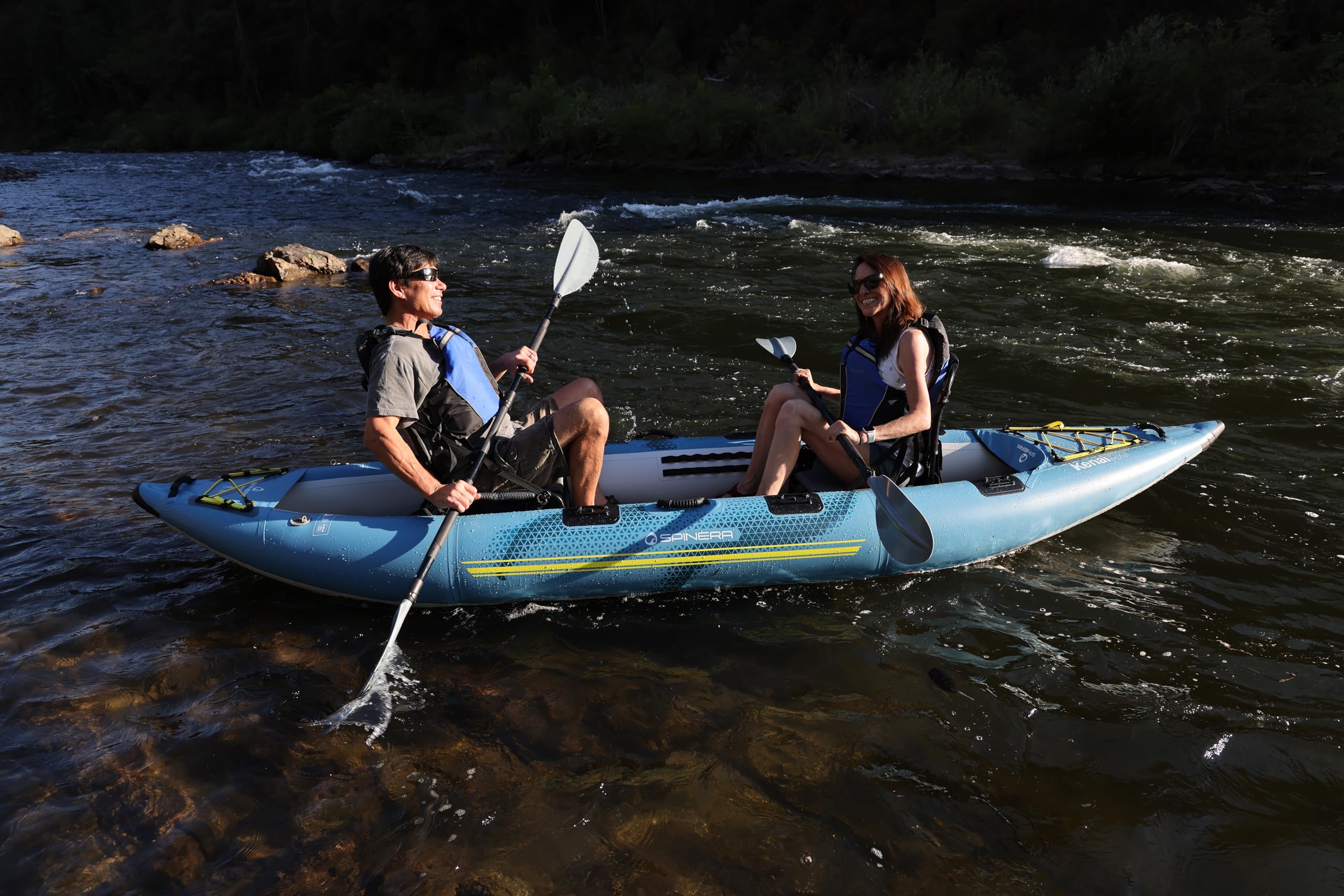 Spinera Kenai 130 – Aufblasbares Kajak 2 Personen | 396x87cm | Angelkajak & Tourenkajak | 1–2 Sitzer mit Frame-Seats | Kajak aufblasbar mit Finne & Rucksack | Allrounder für See - Fluss