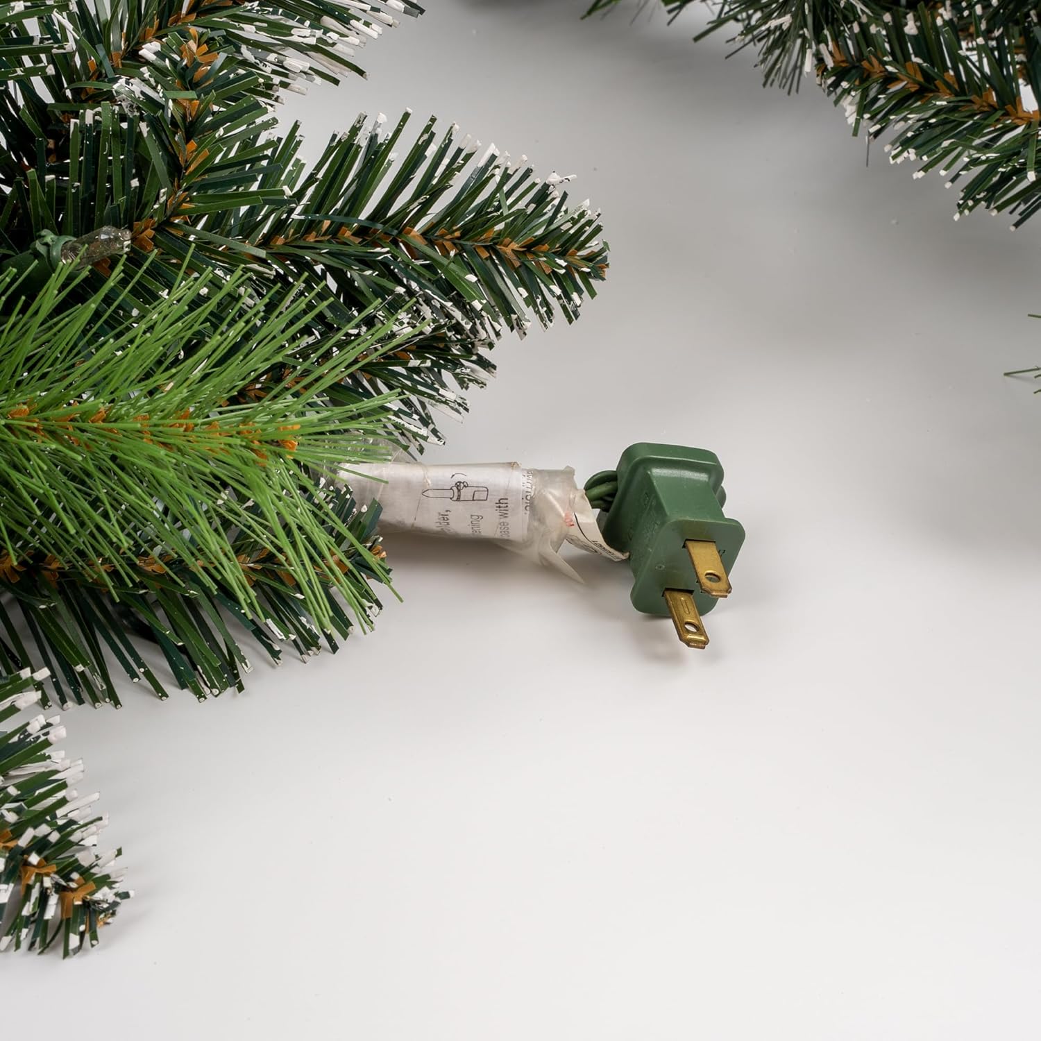 9FT Pre-Lit Artificial Christmas Garland with 50 Lights, White Garland with Pine Cones and Red Berries, Plug-in Snowy Christmas Garland for Mantel, Staircase, Door