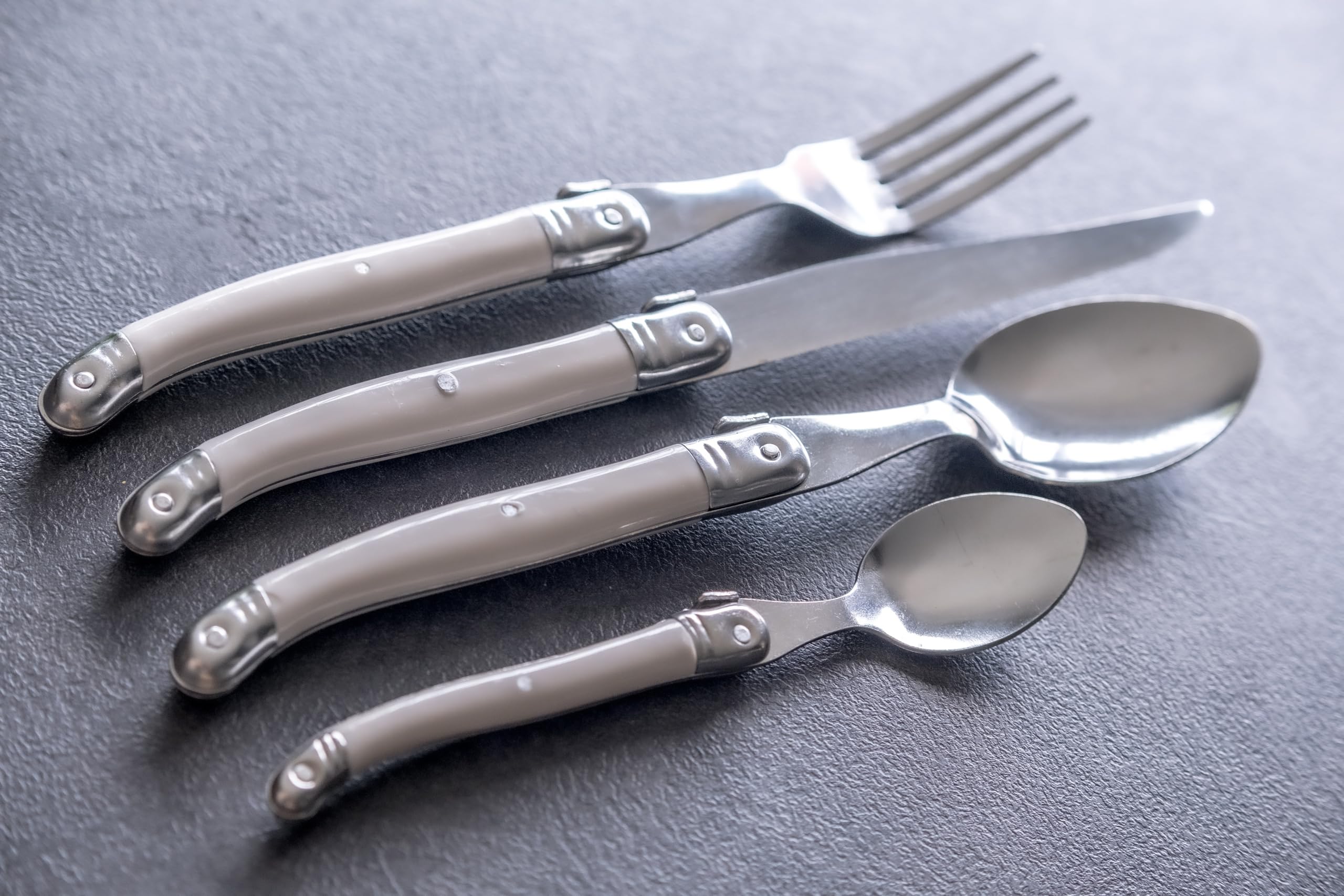 Laguiole Production - Ménagère 24 pièces - Set de Couverts de Table Acier INOX et ABS pour 6 Personnes - Solidité Extrême - Compatible Lave-Vaisselle - Manche Ergonomique - Blanc