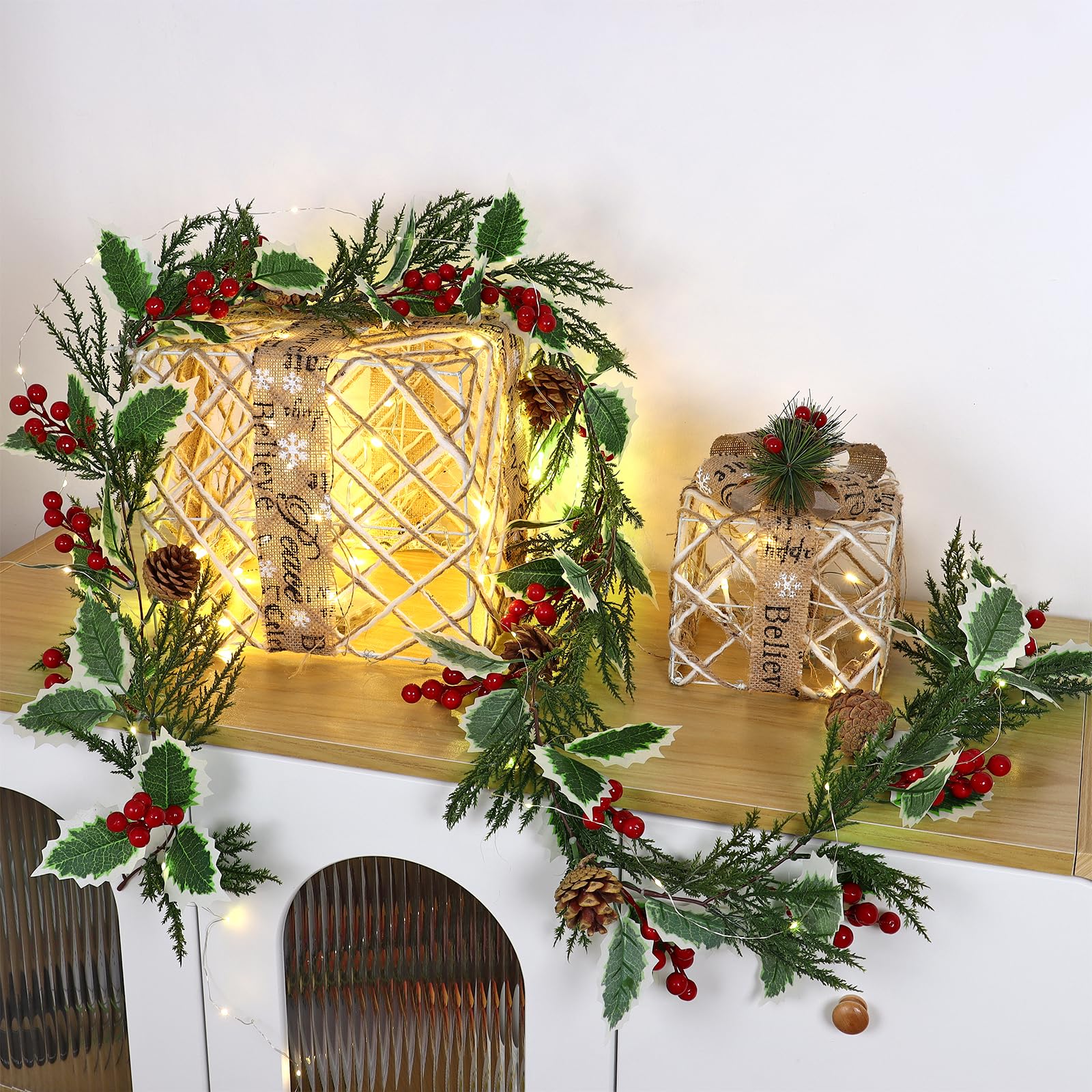 Betylifoy Lot de 2 guirlandes de Noël artificielles de 1,8 m avec aiguilles de pin, feuilles de houx en rotin avec baies rouges à suspendre pour cheminée de Noël, décoration d'intérieur (2 pièces, 1,8