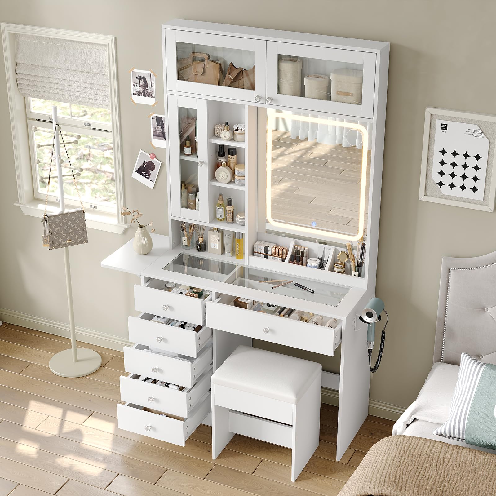 Yanosaku Tavolo da trucco con specchio, con illuminazione LED a tre colori regolabile e prese elettriche, 6 cassetti, 3 armadietti e 7 ripiani aperti, tavolo da trucco bianco con sgabello