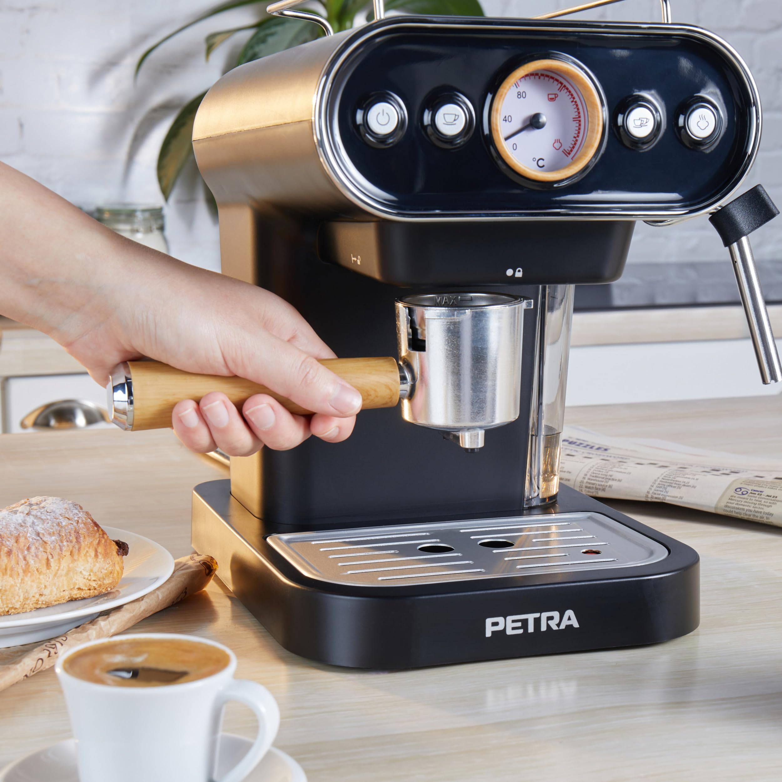 Petra PT5108VDEEU7 Cafetera espresso electrica de estilo retro, compatible con cápsulas de 30/54 mm y café molido, vaporizador de leche ajustable, bomba de presión italiana de 19 bar, sin BPA, 1050 W