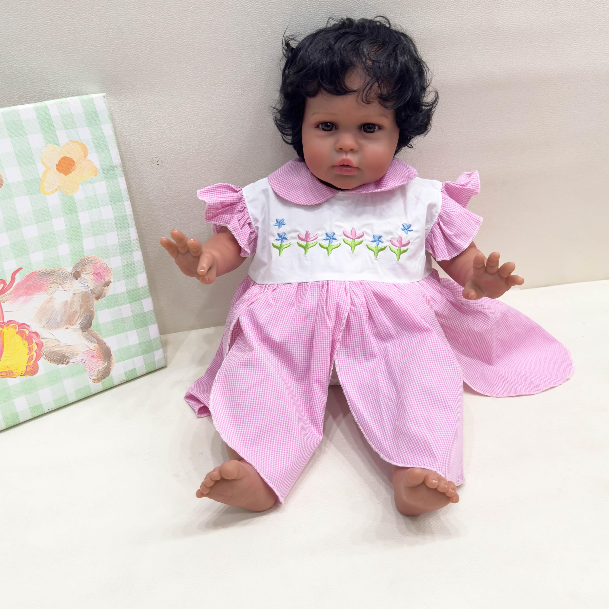 RXDOLL Muñecas Reborn Baby De Vinilo De Cuerpo Completo De Piel Bronceada Afroamericana De 22 Pulgadas Realista Negro Biracial Girl Reborn Muñeca De Pelo Largo Con Hermosos Accesorios De Vestir Para