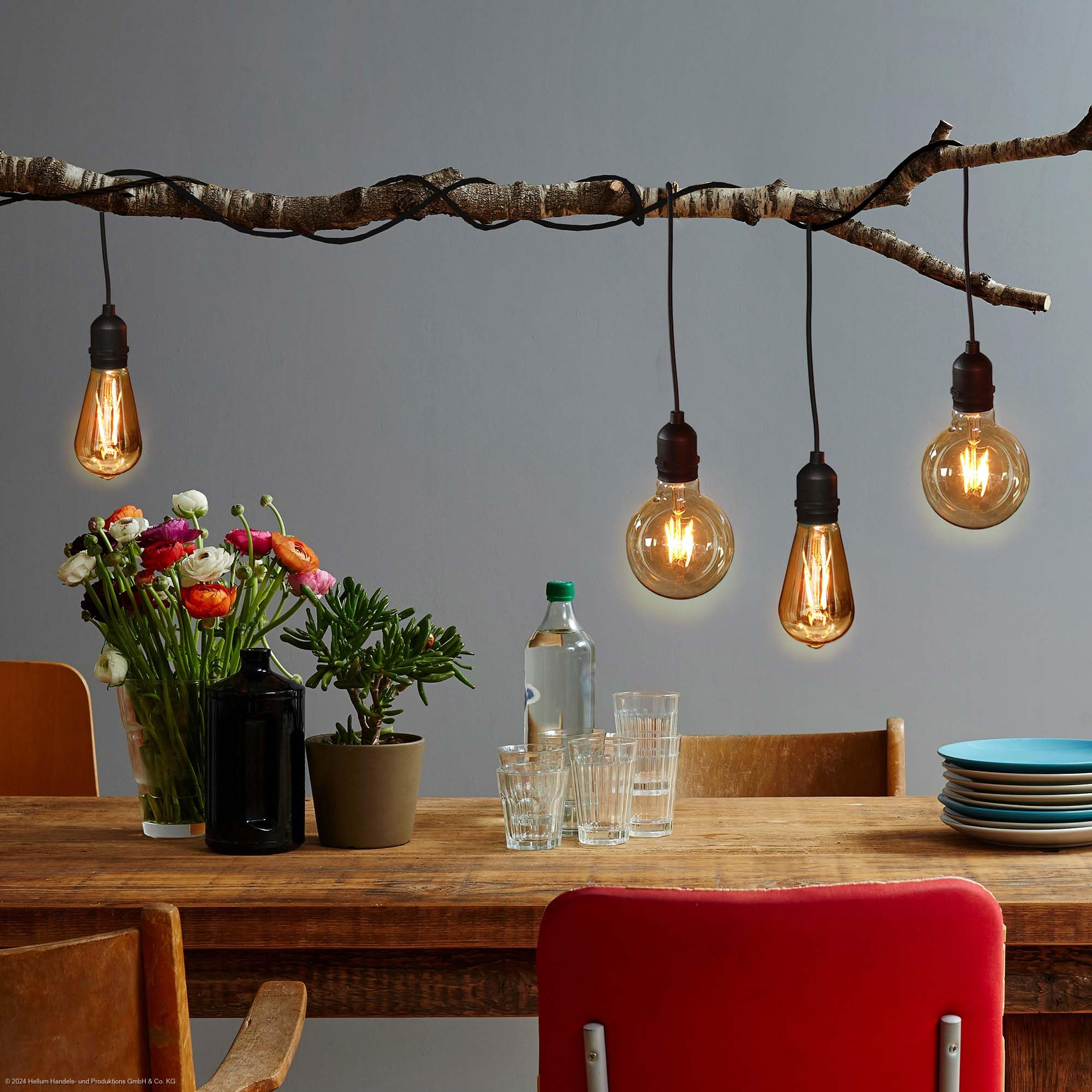 Hellum Lot de 2 lampes suspendues d'extérieur avec batterie et télécommande - Ampoule dorée avec batterie et minuterie - ST64 - Diamètre : 6,4 x 13,8 cm - Lampe suspendue pour l'extérieur avec