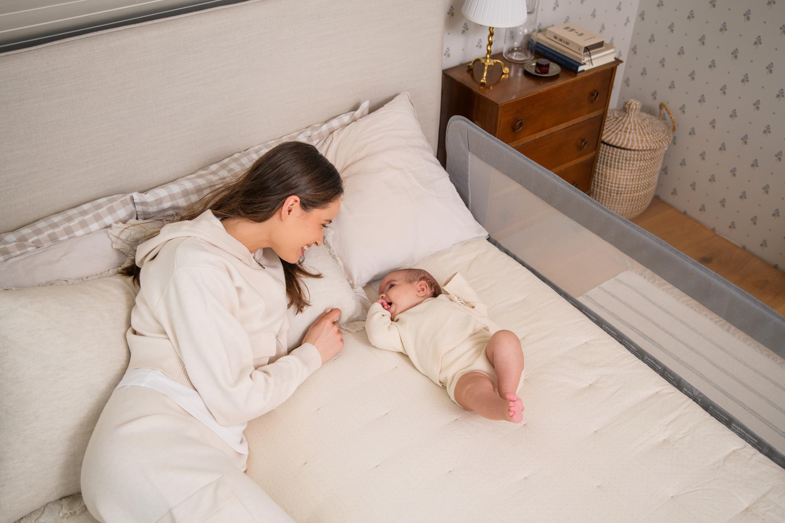 MoMi LEXI PLUS, Rausfallschutz für Kinderbett für Babys und Kinder ab 18. Monat bis zu 5 Jahren, Bettschutzgitter 150x43x36 cm für Matratze mit 22 cm Dicke, ausklappbar 180°, waschbarer Bezug