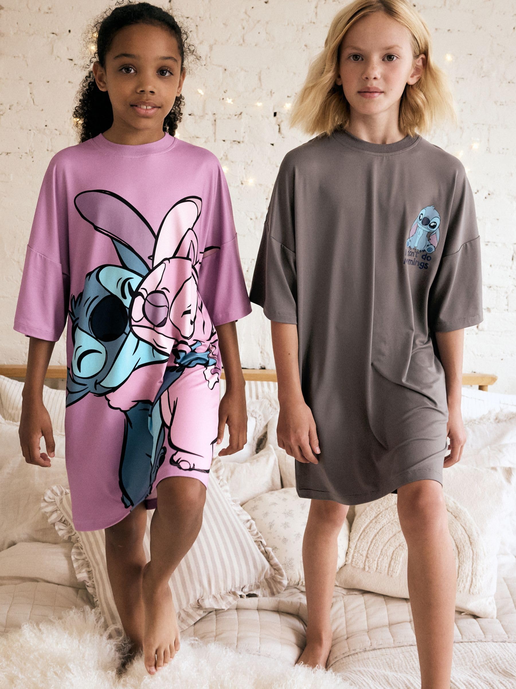 NEXT Ragazza Confezione da 2 Completi Notte Lilo & Stitch | Bambino, con stampe con licenza di Lilo & Stitch in una silhouette squadrata e un colletto girocollo
