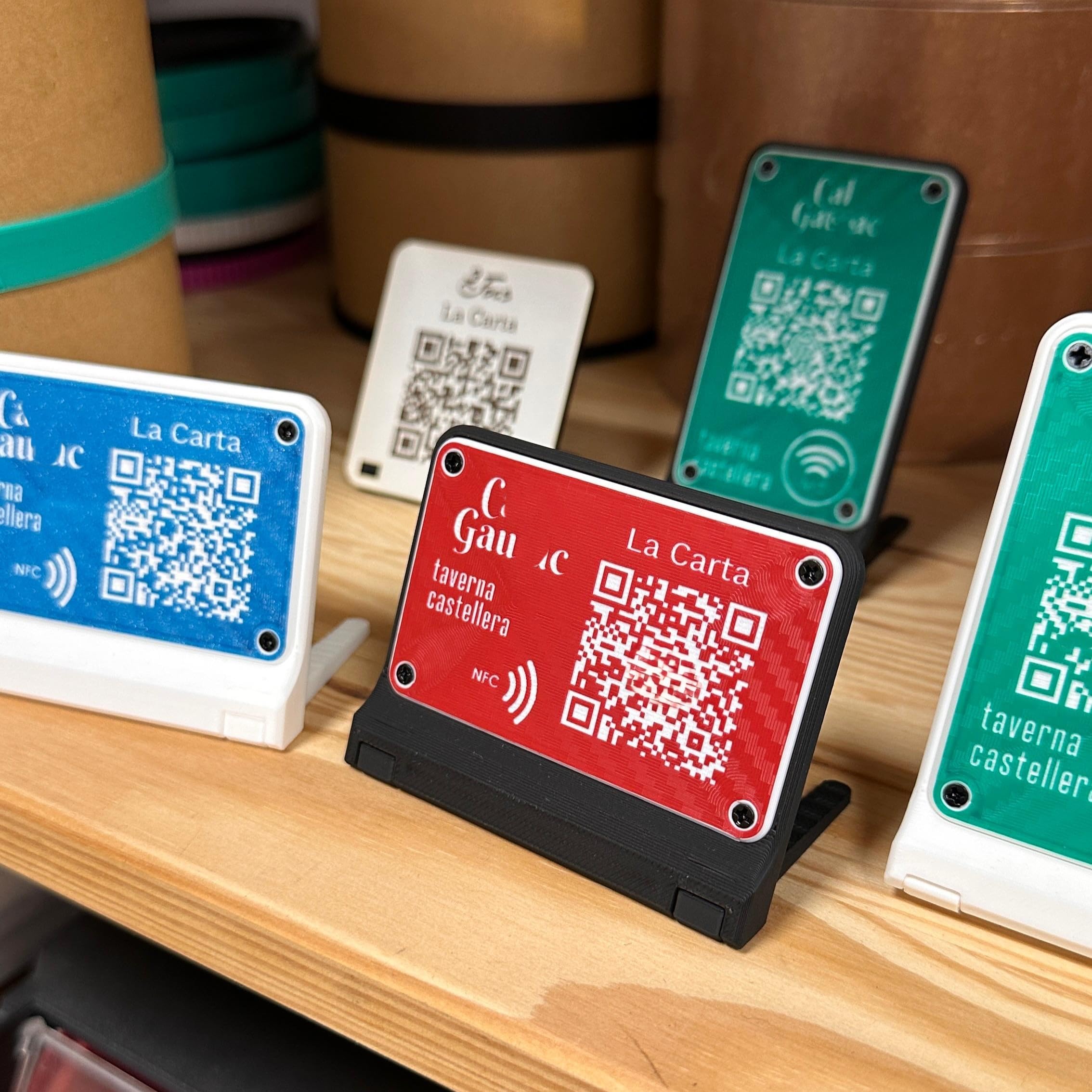 NIPRO Cartel QR para Mesa Personalizable | Códigos QR para Carta, Red Wifi, Valoraciones o Redes Sociales | Para Bar o Restaurante | NFC y/o Peana Opcionales | Lote 10 ud (43 x 70 mm)