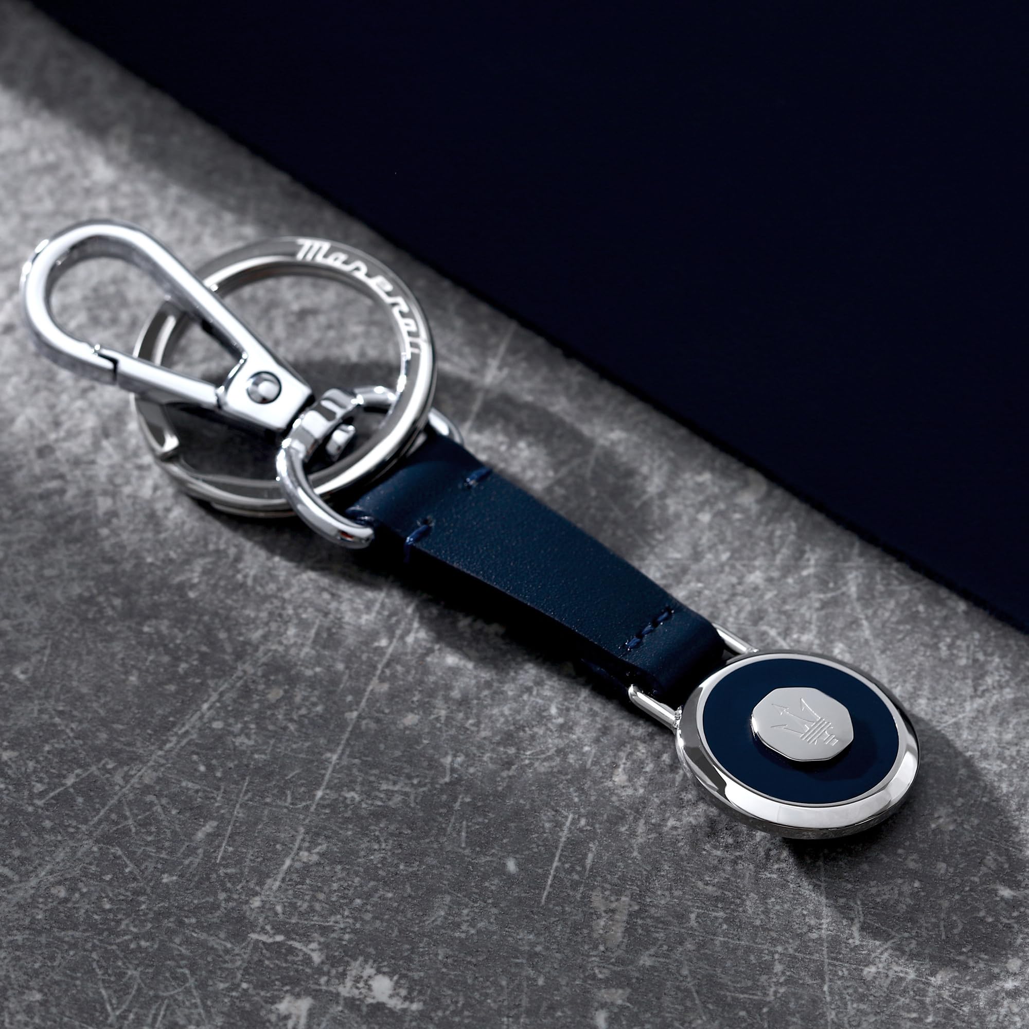 Maserati Portachiavi Uomo in Acciaio, Pelle Naturale Blu, Collezione KEYRINGS, Regalo Uomo - KMU5240102