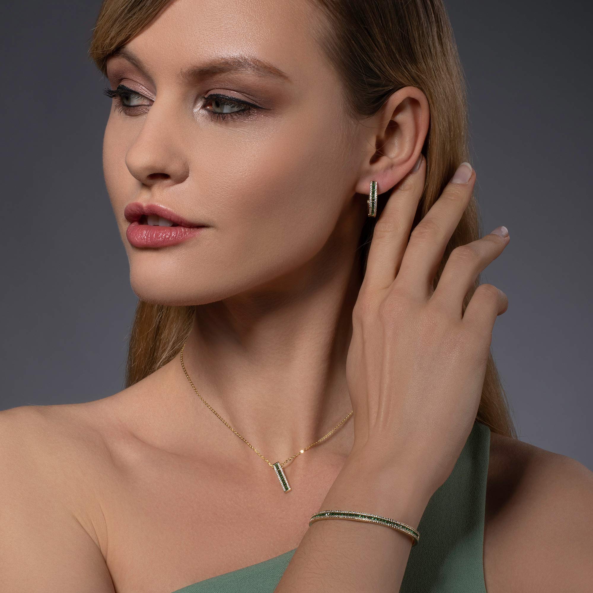 namana Armreif in Blau, Grün oder Bunt für Damen, Manschettenarmband in Silber oder Gold für Frauen mit blauen, grünen oder mehrfarbigen Steinen, Offener Armreif mit Geschenkbox