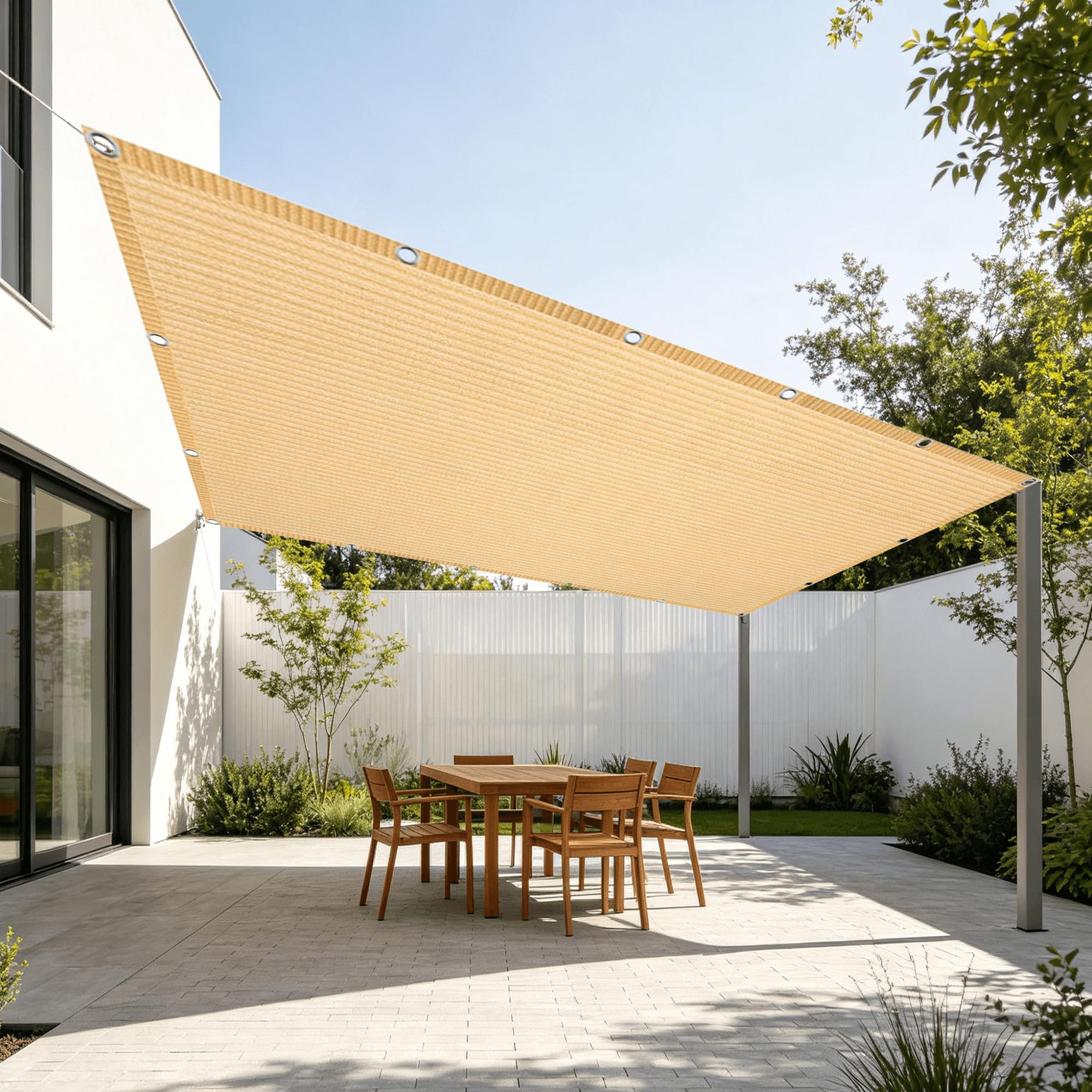 Voile d'ombrage perméable crème fini les poches d'eau sur le balcon