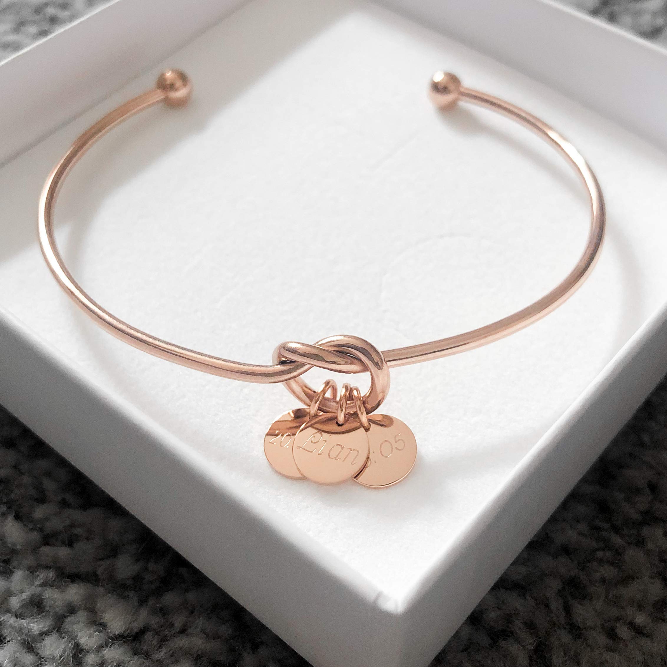ELLA – Armreif Liebe Freundschaft Knoten mit Gravur | Drei Plättchen mit Namen | Personalisierte Geschenke für Frauen Freundinnen Geburtstag Valentinstag Jahrestag | Edelstahl | Silber, Gold, Rosé