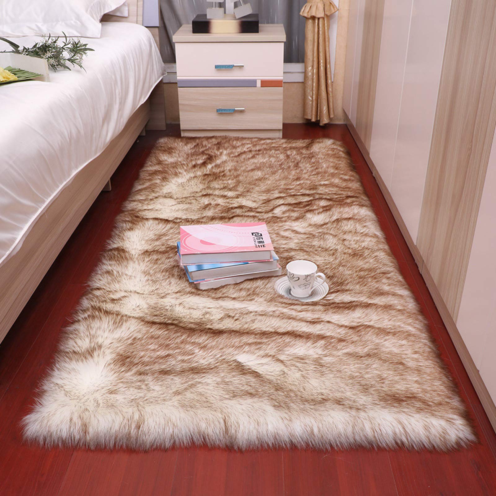 Tapis de chambre en fausse fourrure bicolore pour créer un coin lecture cosy