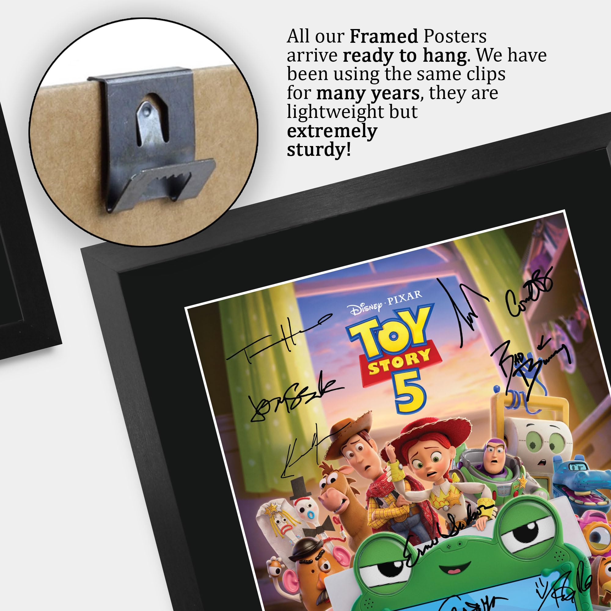 HWC Trading Toy Story 5 Tom Hanks Geschenke Geduckter Poster Signiertes Autogramm Foto für Fans von Film Memorabilien - A3 Gerahmt (ID-010011)