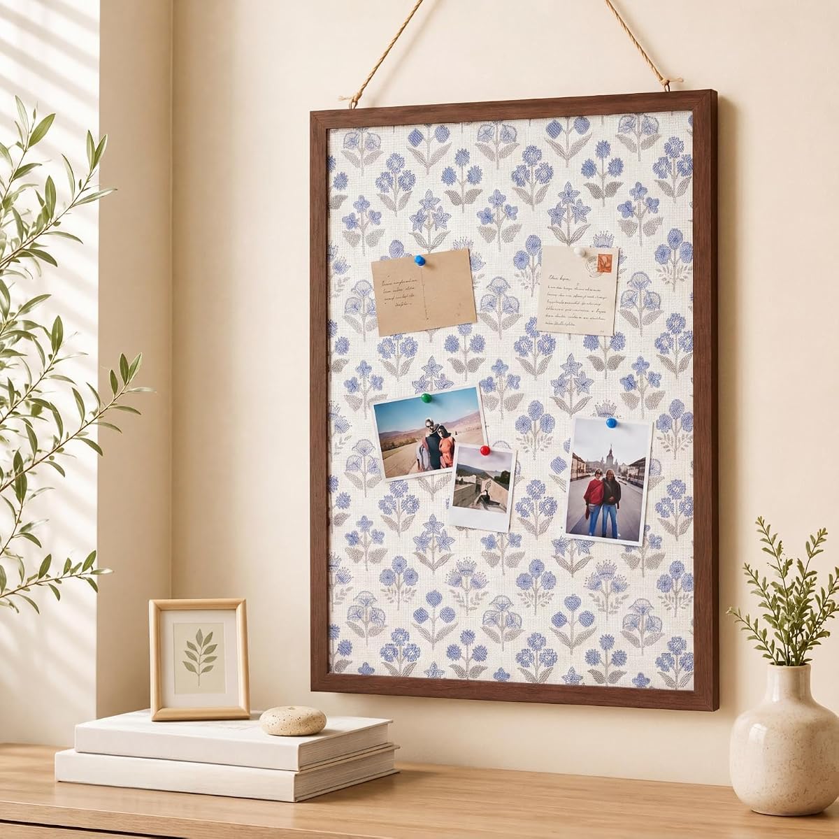Leinuosen Tablero de Corcho de Lino de 17" x 23" para Paredes, Tableros de Corcho Decorativos con Flores Azules, tablones de Anuncios con Marco de Madera, visualización de imágenes, tablones de Corcho para casa de Granja, hogar, habitación, Oficina, decoración Cottagecore