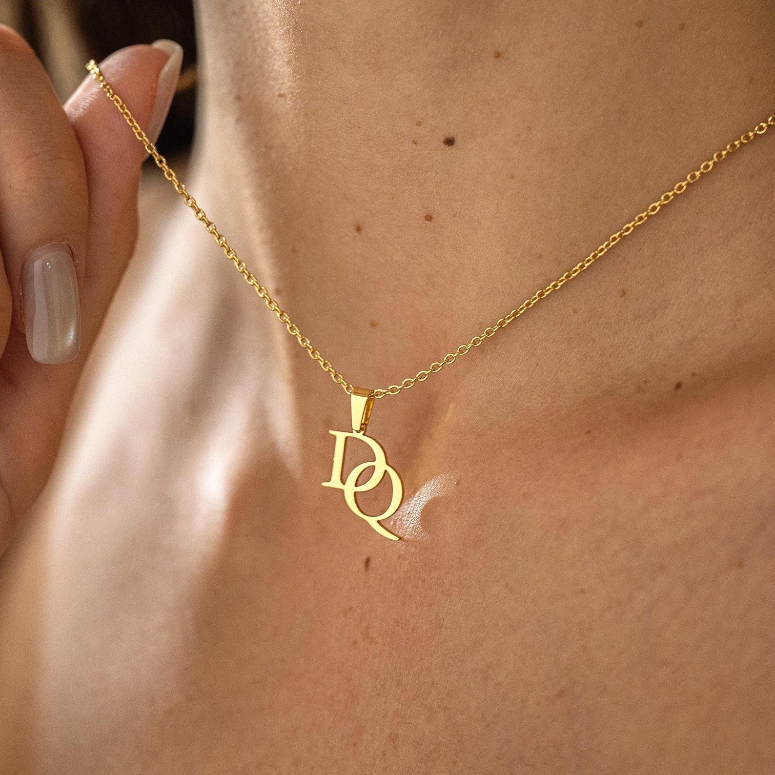 Su misura doppio collana con iniziale, personalizzato intrecciato lettera ciondolo per coppie, delicato monogramma gioiello per lei, Natale e San Valentino