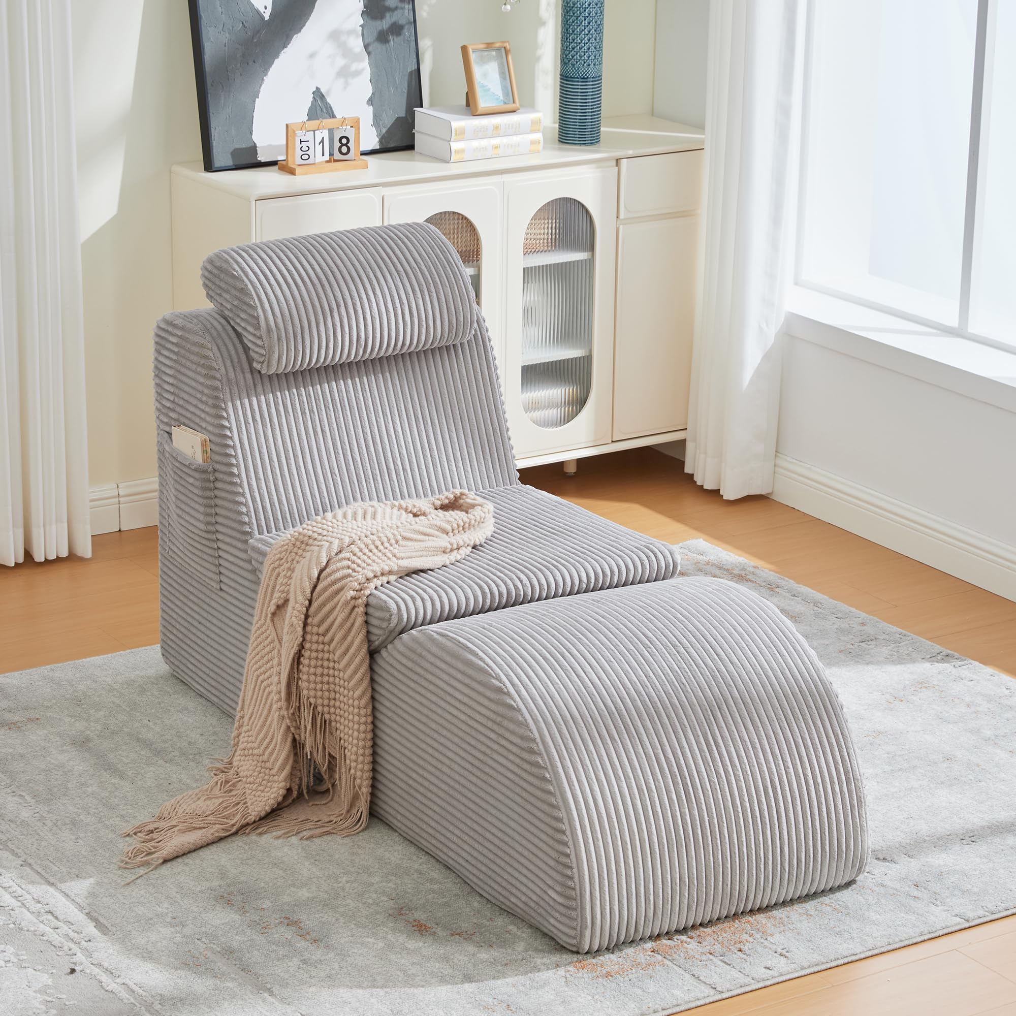 Moderner Freizeit-Sessel Hellgrau mit einzigartigem Design, ergonomisch geformt, aus hoch elastischem Kompressionsschaum. Abnehmbare Sitzauflage und Seitentasche für komfortables Sitzen im Alltag.