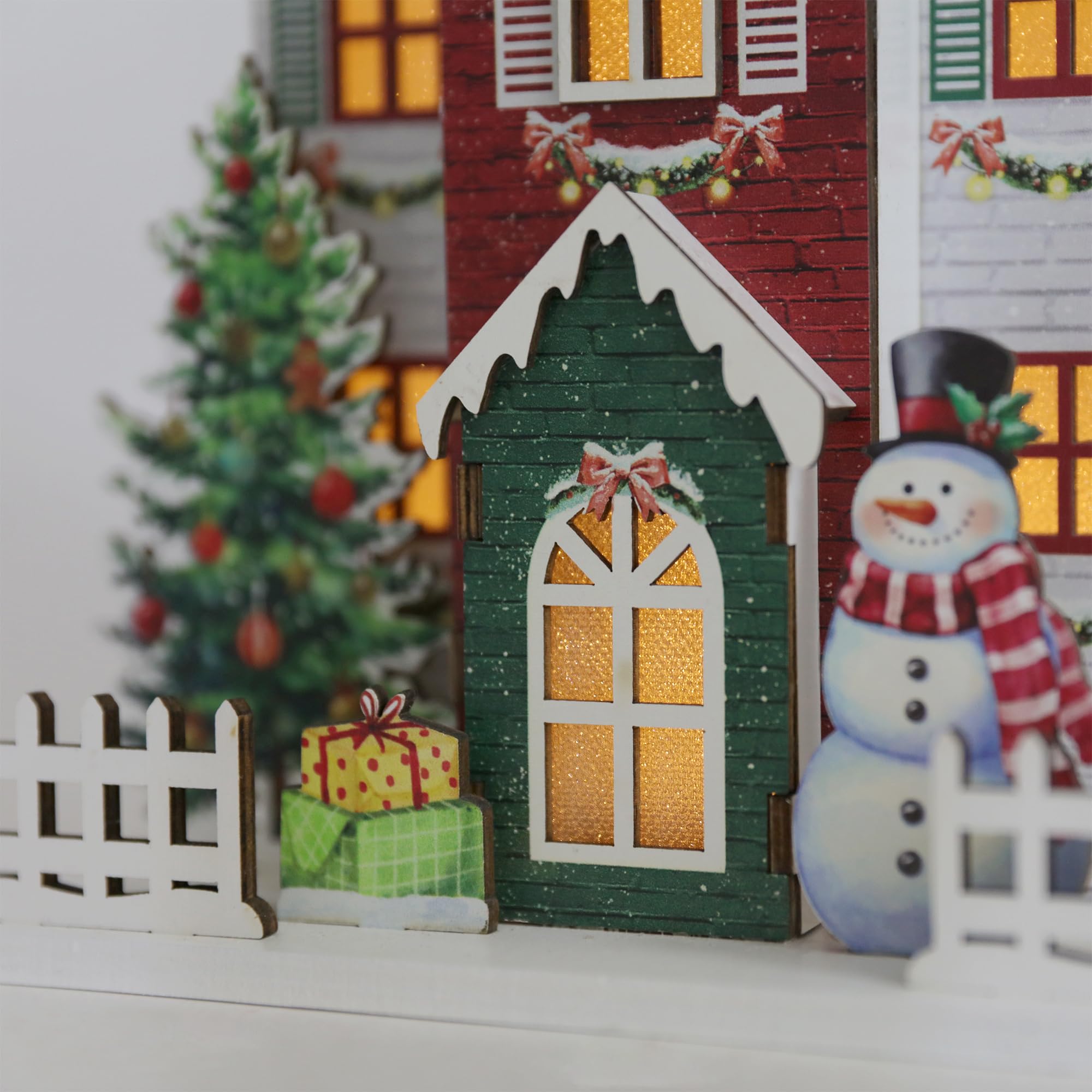 PE Maison de Noël Lumineuse Bois LED, 23.5cm Décoration Cheminée Ambiance, Fonctionne à Piles Figurine Village Hivernal, Cadeau de Noël (Piles Non Fournies).