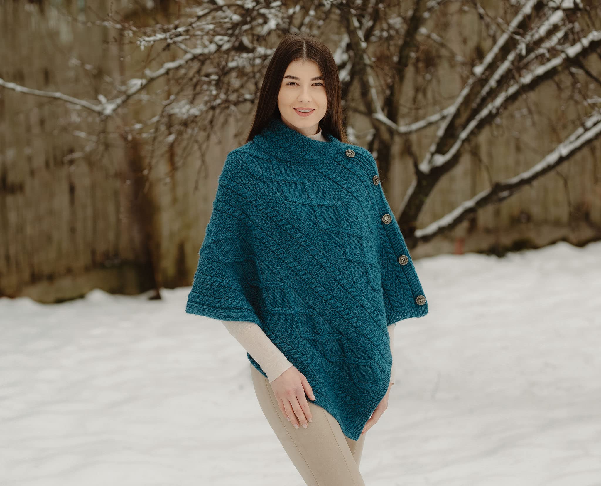 SAOL Damen Poncho aus Merinowolle mit keltischen Knöpfen Zopfstrick Cardigan Wasserfallausschnitt Cape