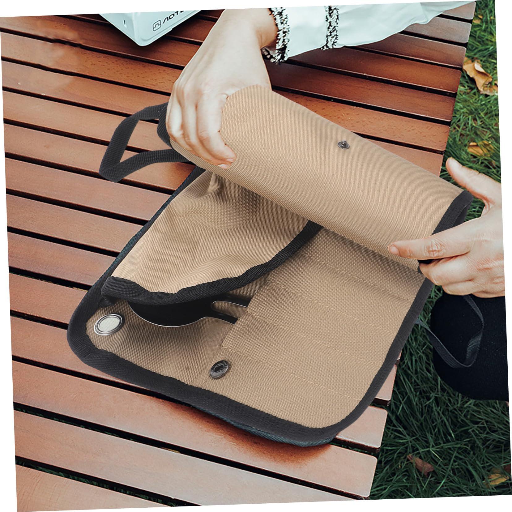 Camping Besteckset mit Besteck und Geschirr für Outdoor Camping Picknick Zubehör und Campingzubehör Besteck in Praktischer Tasche für Sommeratmosphäre
