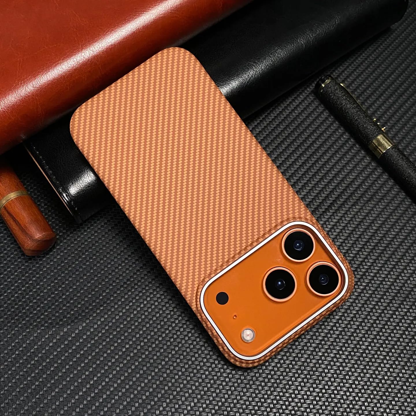 Étui magnétique en Fibre de Carbone pour iPhone 15 avec Chargeur sans Fil (pour iPhone 15/Orange)