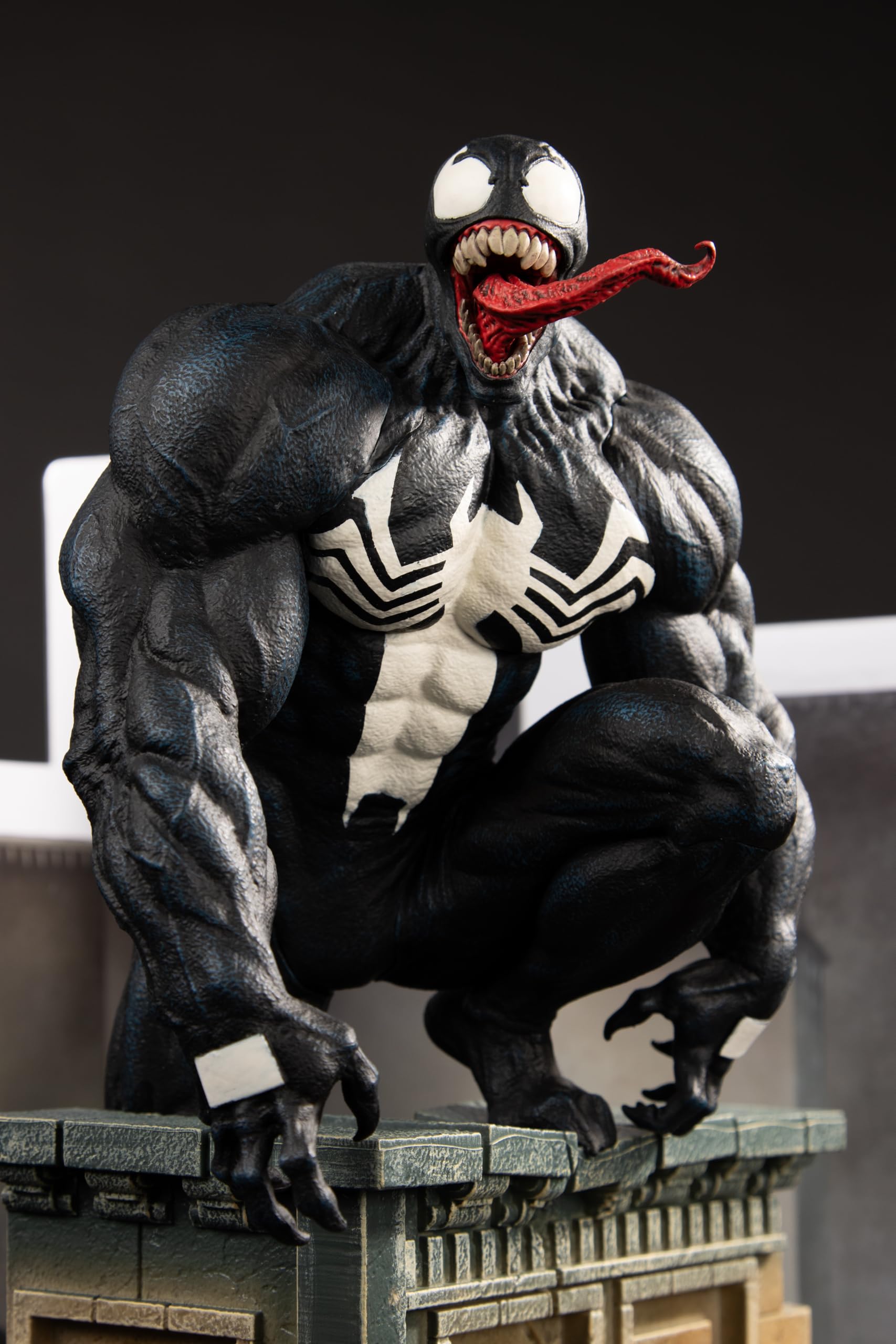 McFarlane Toys - Marvel Venom - Coleccionable a Escala 1:6 con Escena y cómic (Venom #5)