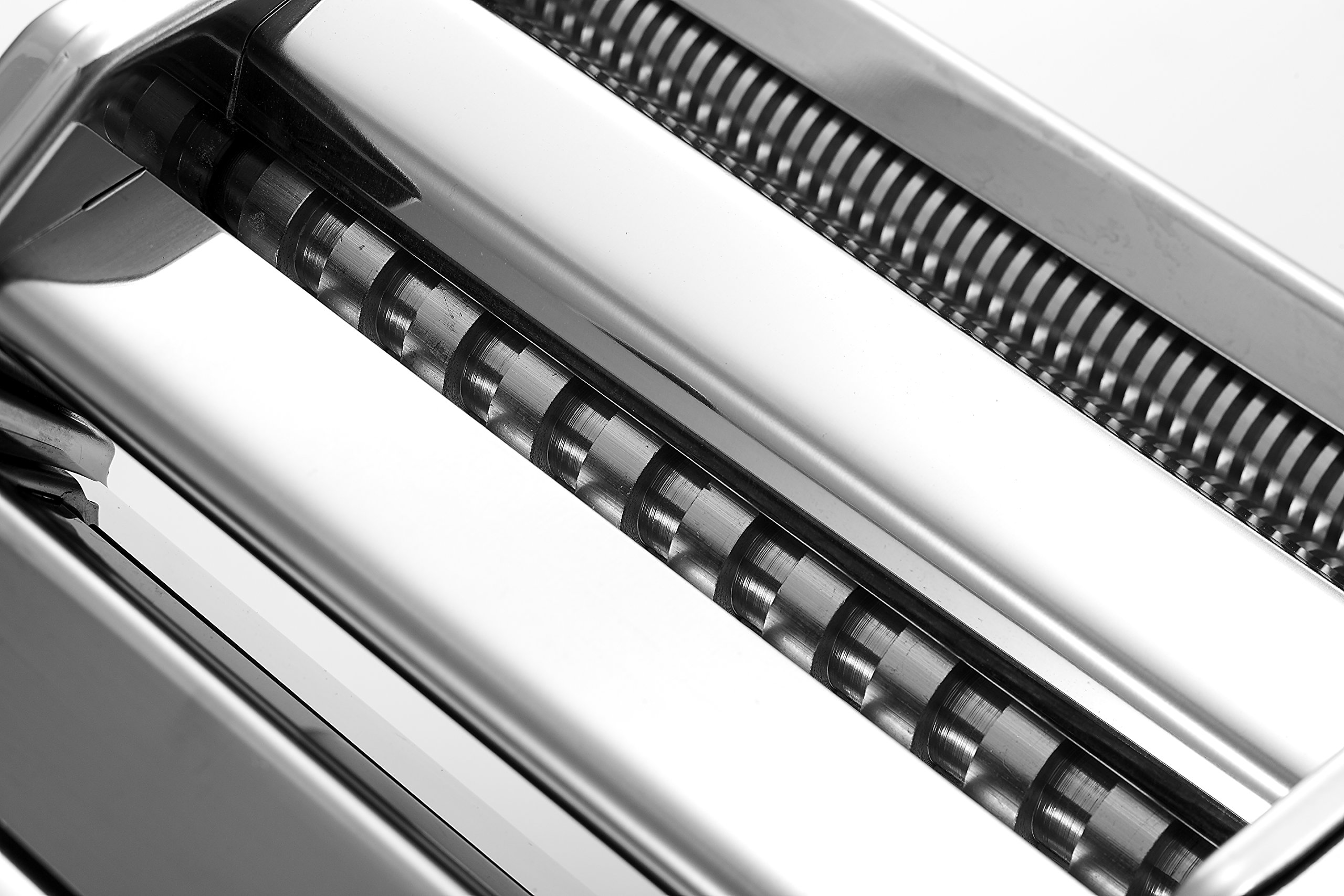 OVENTE Pasta Maker Machine Stainless Steel with 7 Positions Thickness Setting (0.5 to 3 mm), Includes 3 Attachments of Hand Crank Roller, Double Noodle Cutter and Countertop Clamp, Silver PA615S