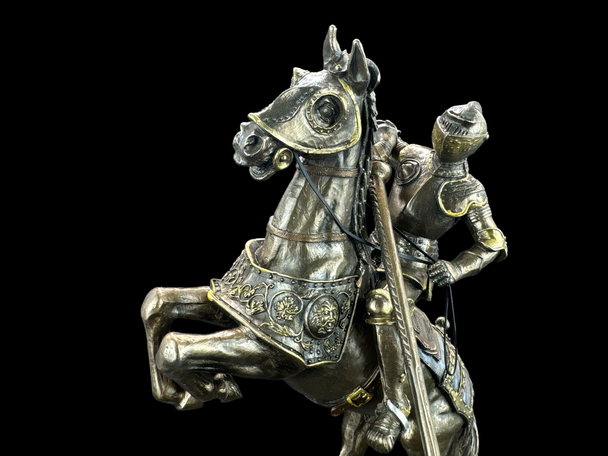 57 SPECIAL REPLICAS Rzeźba dekoracyjna figurka wielkiego rycerza na koniu ze znakiem pustym jako prezent do salonu, dekoracja figurki, dekoracja