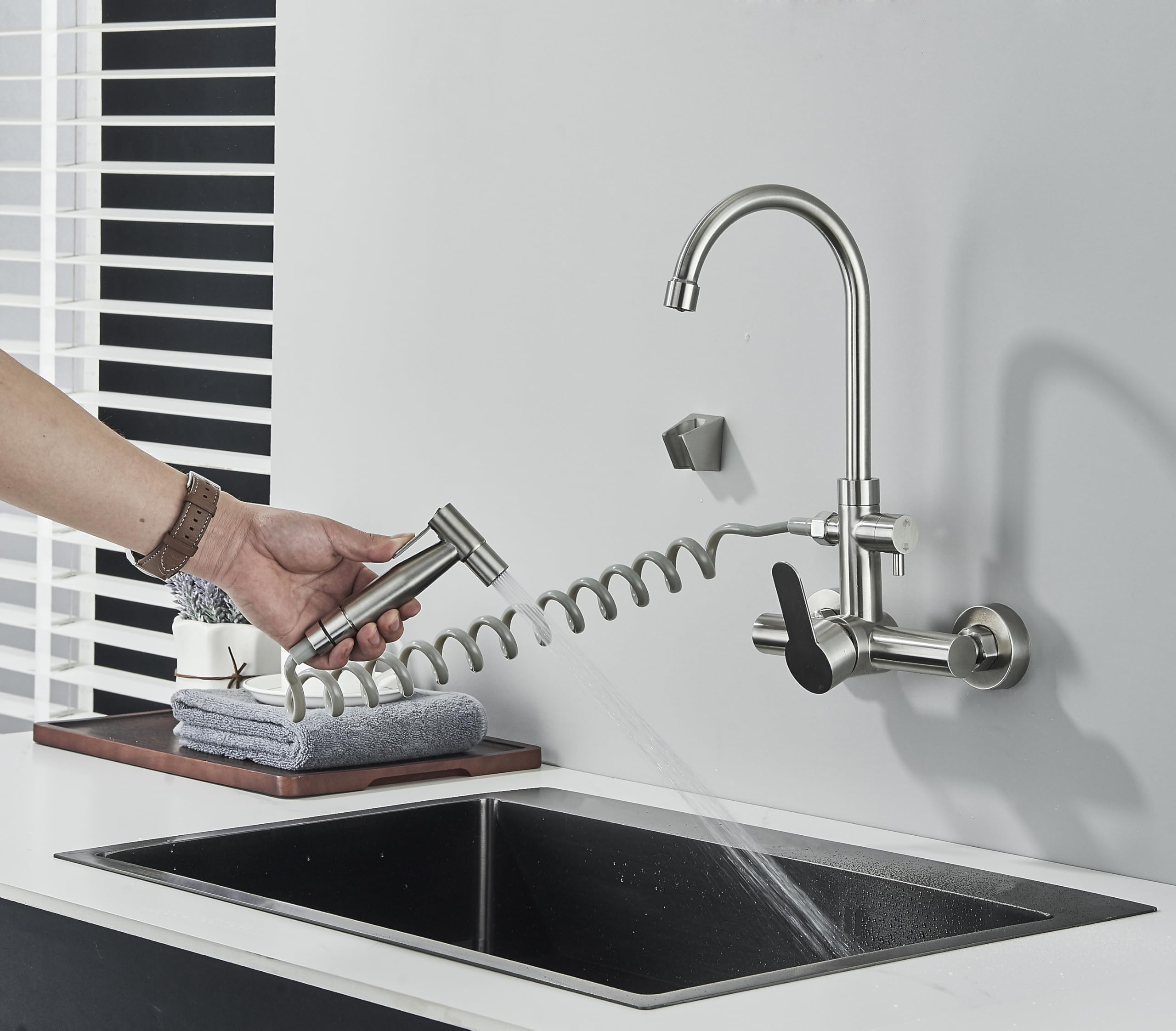 Grifo de cocina montado en la pared, grifo de pared para cocina con pistola pulverizadora, giratorio 360°, montaje en pared, acero inoxidable cepillado