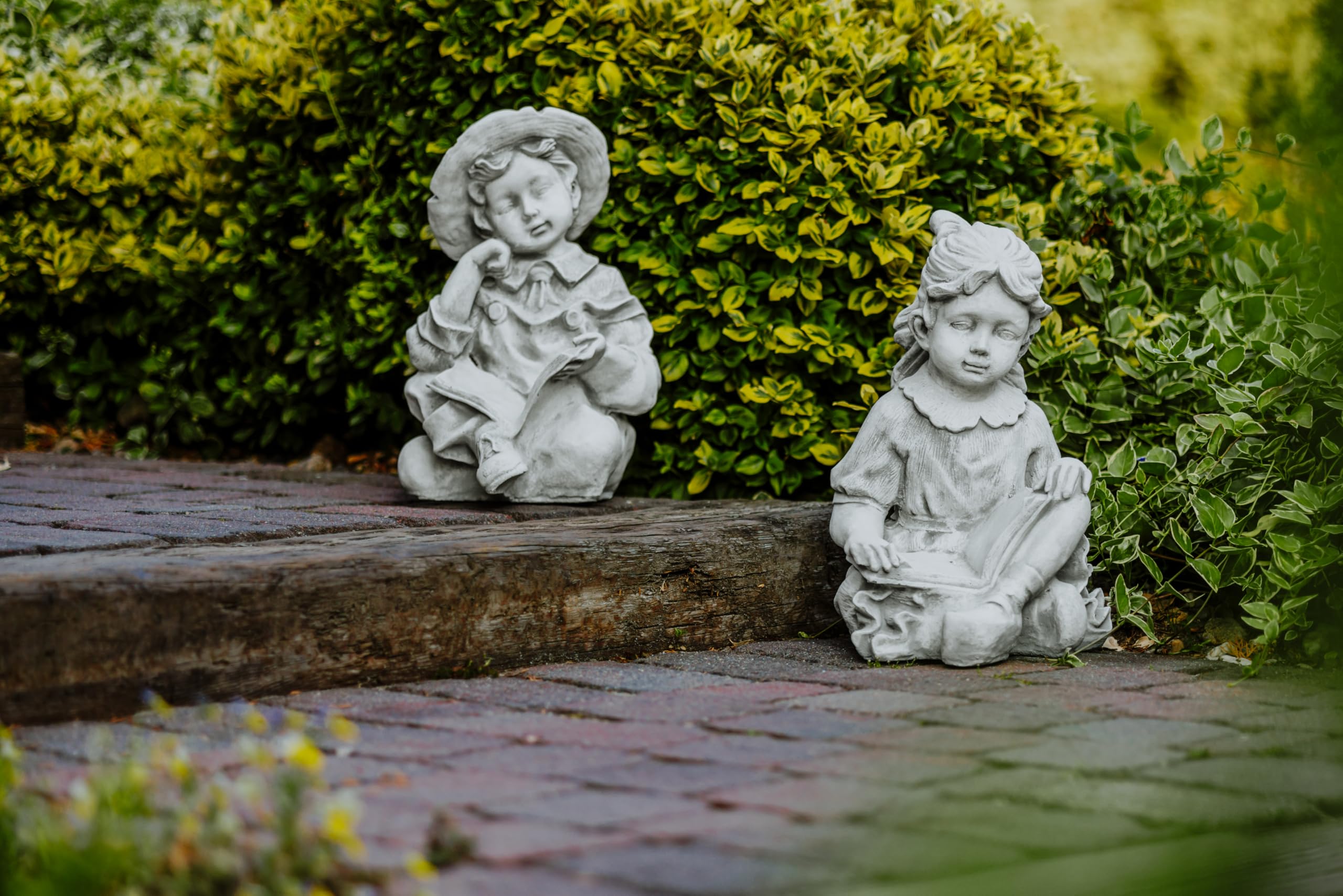 gartendekoparadies.de Jungen Figur mit einem Buch, Steinfigur H. 43 cm, 24 kg, Grau, frostsicher aus Steinguss für Außenbereich