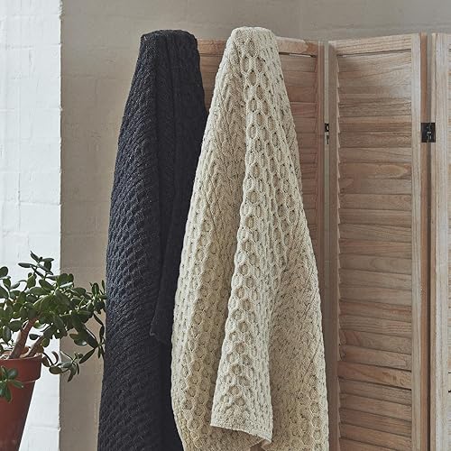 Miniatura 4 de Aran Woollen Mills Manta de lana irlandesa, 100% lana peinada, diseño tradicional de punto trenzado, duradera y fabricada éticamente en Irlanda