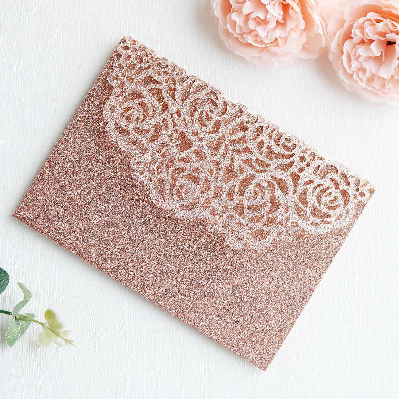 50PCS Personalized Rose Gold Glitter Wedding invitations Kit 5.1 x7.1 inch Laser Cut Hollow Rose Floral Pocket With Ribbon Invitation for Quinceanera Wedding Invite (Rose Gold Glitter)
