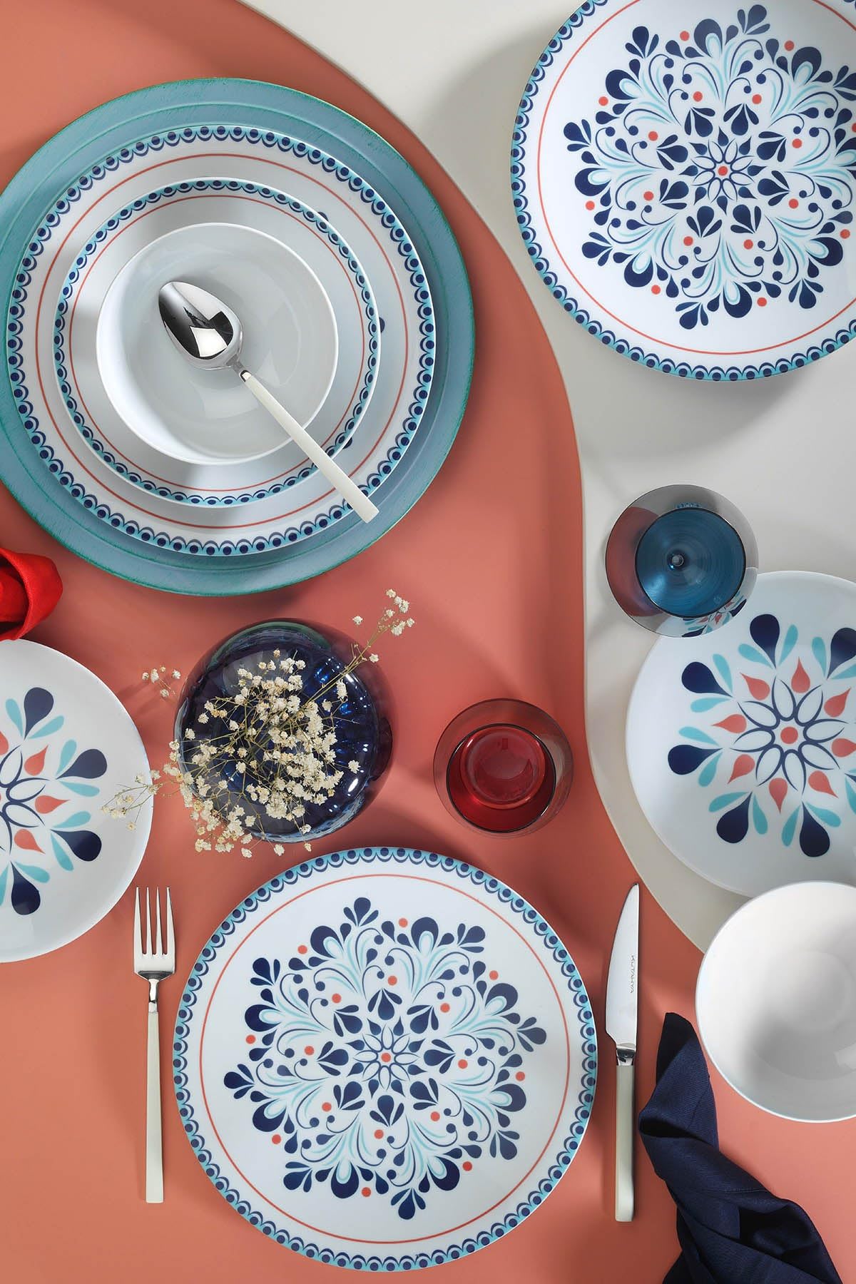 Elegancki 24-częściowy zestaw obiadowy, 100% porcelana, w zestawie talerze serwisowe, miski i talerze deserowe, można myć w zmywarce i używać w kuchence mikrofalowej, idealny na każdą okazję