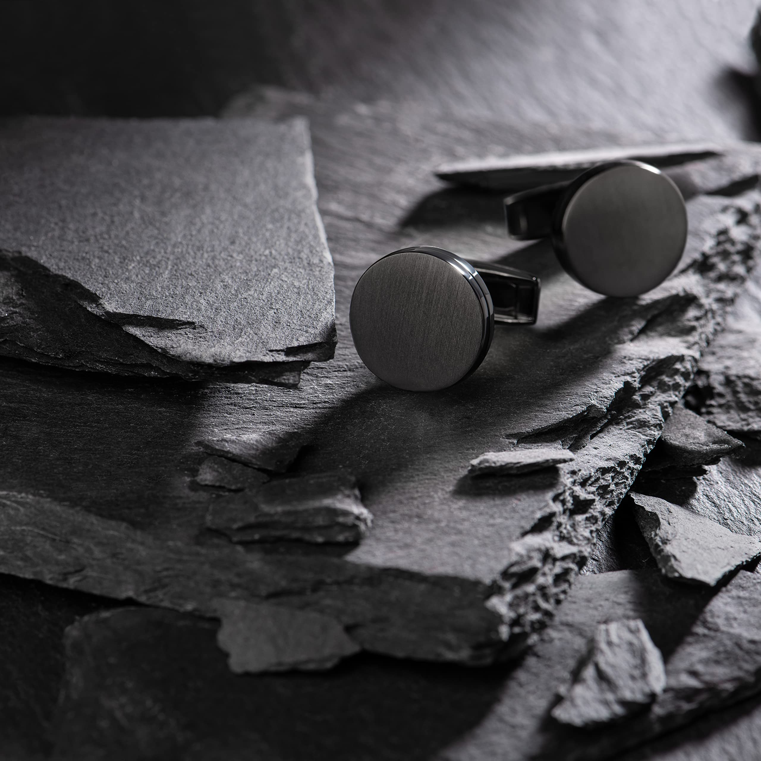 Colibri Maine Manschettenknöpfe für Herren – aus gebürstetem Stahl mit geradliniger Seitenverzierung – Designer-Manschettenknöpfe mit drehbarem Walschwanzverschluss – Geschenkbox