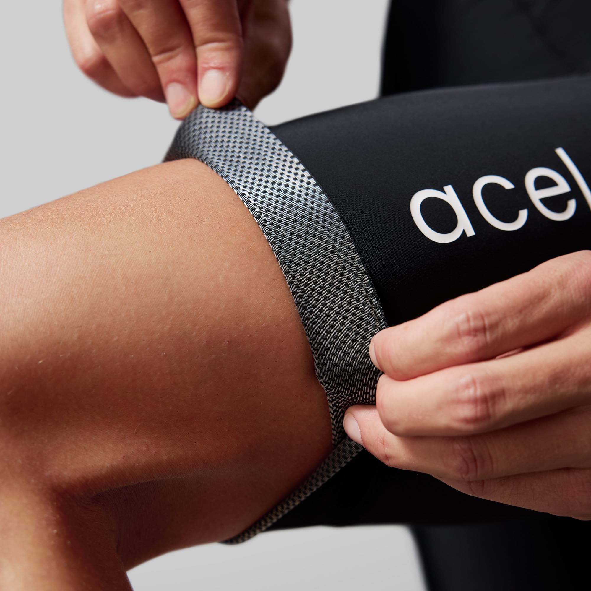 Acelera Bib Shorts für Herren [Essential] – Ergonomische Fahrradhose für Herren Gepolstert [über 4h Fahrzeit], Atmungsaktiv Radlerhose Herren, aus italienischem Stoff