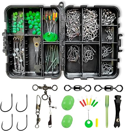 La caja de pesca PSKNDO incluye 159 accesorios resistentes para surfcasting y carpfishing. Diseño compacto con compartimentos, incluye plomos indetectables y aparejos para pesca en rocas y competición. Ideal como regalo, con garantía de devolución.