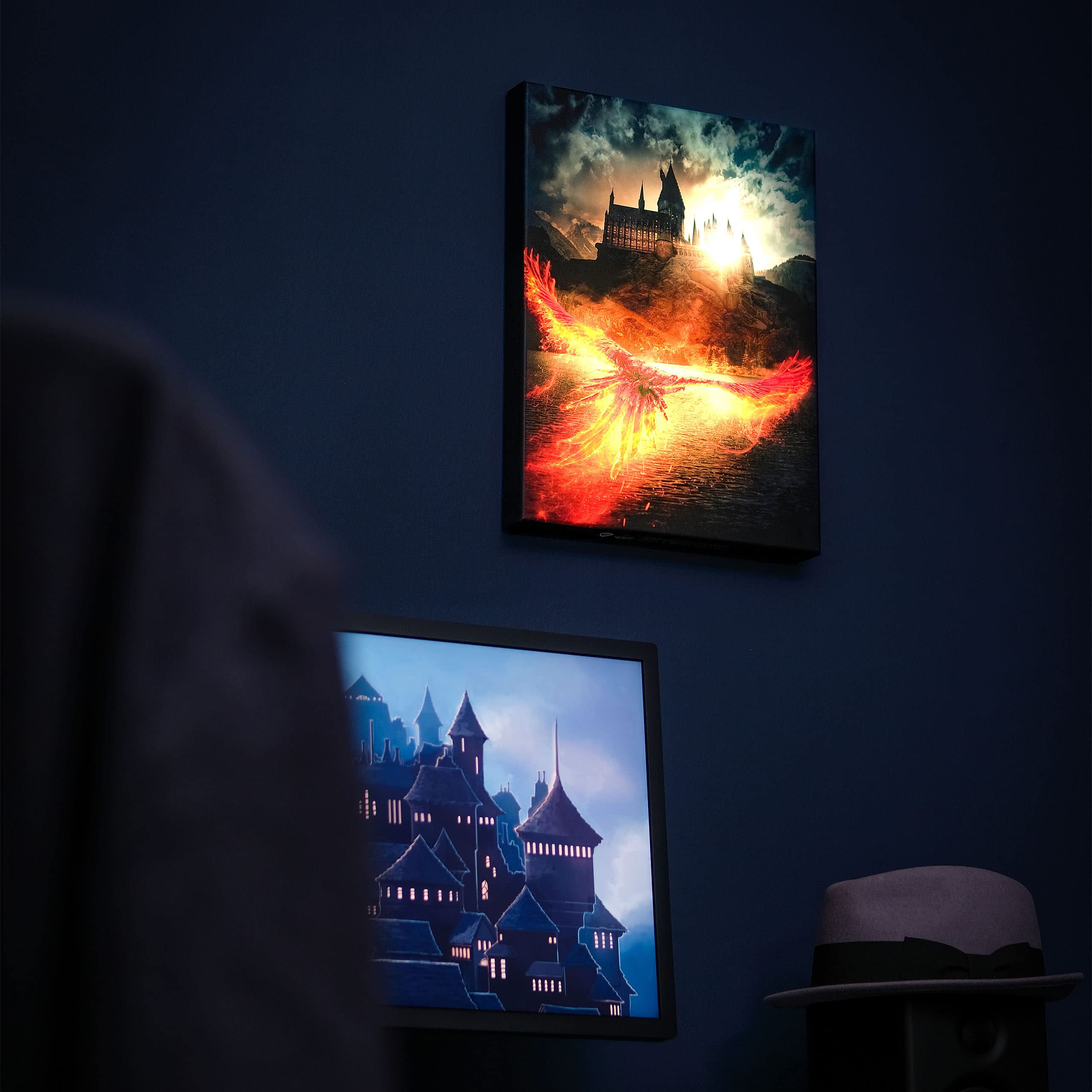 Elbenwald Harry Potter Wandbild mit Licht Phönix über Hogwarts Dumbledores Geheimnisse batteriebetrieben 30 x 40 x 3,8 cm