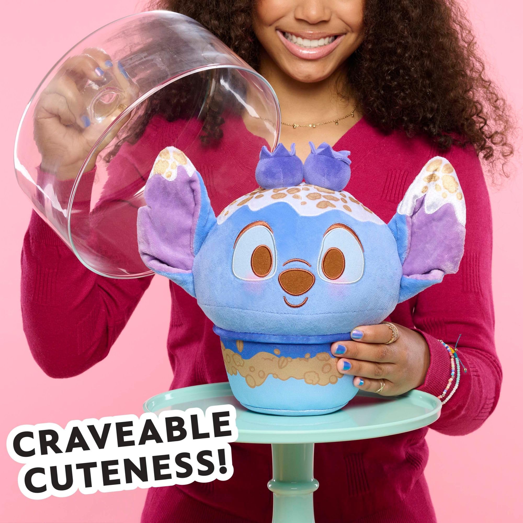Just Play Disney Munchlings Squeeze-A-Munch Grand Crumble o smaku jagodowym, mrożony jogurt, 25,4 cm, zabawka dla dzieci w wieku od 0 lat