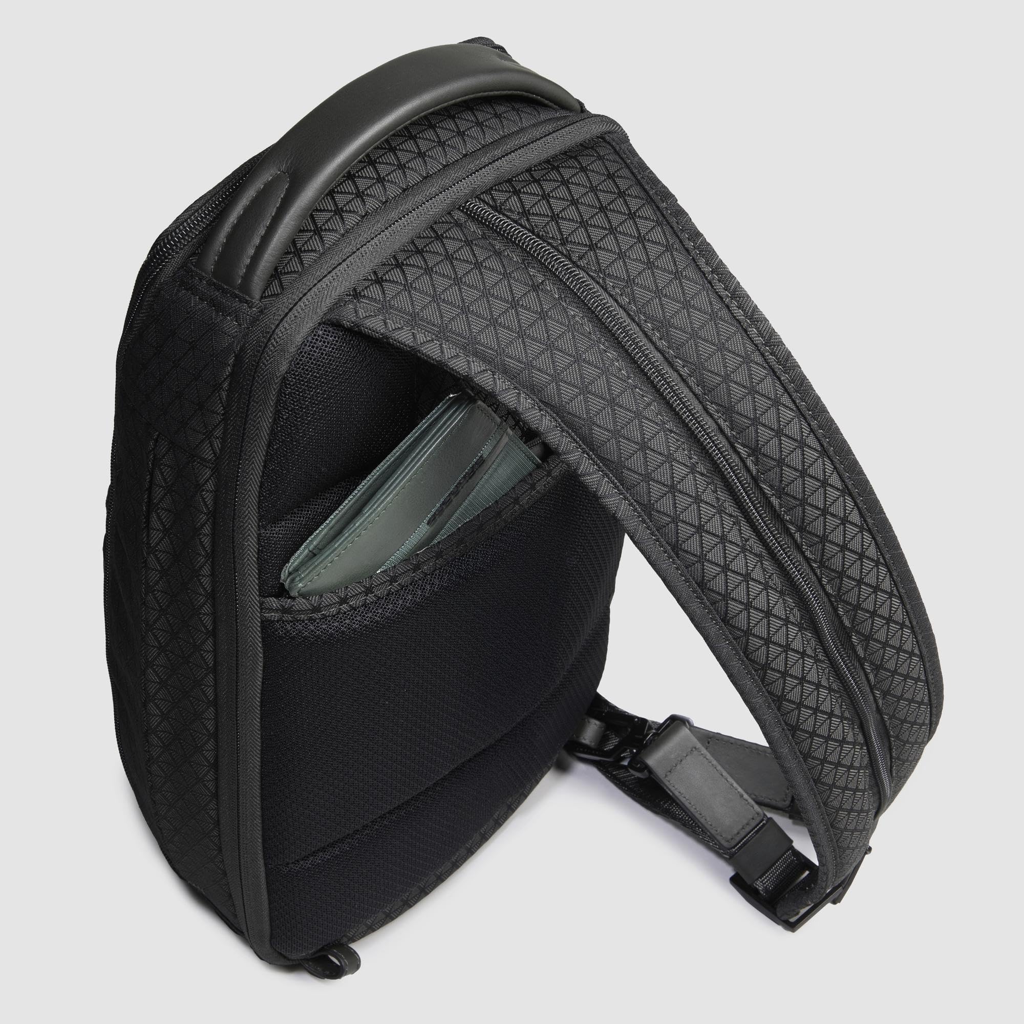 PIQUADRO Zaino monospalla uomo in tessuto riciclato | Aggancio per Trolley, Cinturino ergonomico, Vani organizzati, Elegante e Professionale, Ufficio, Uso quotidiano