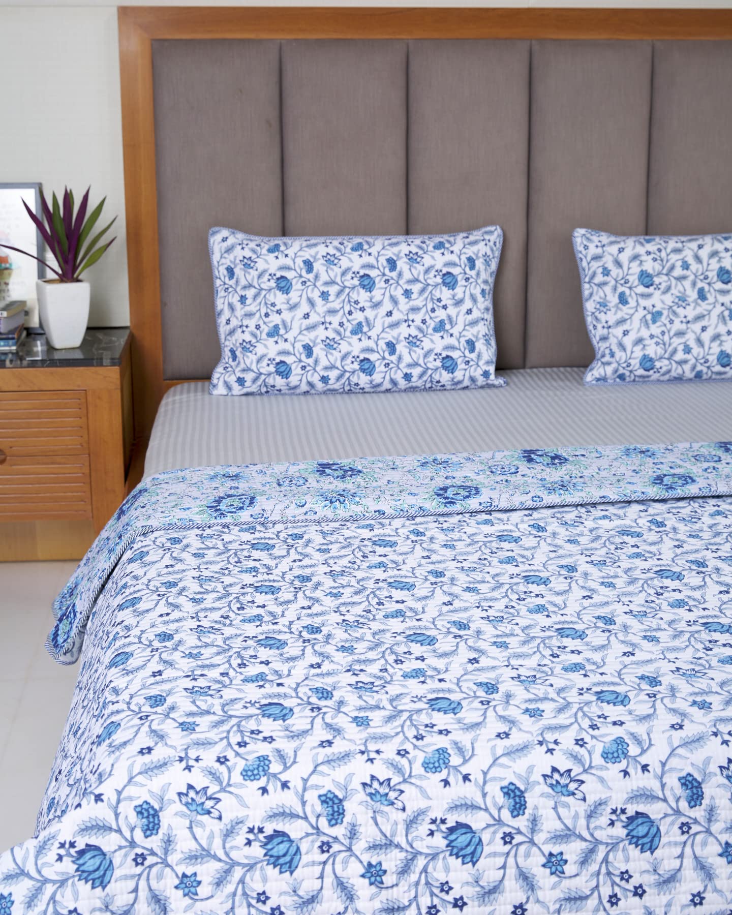 titli Reversible Cotton Quilted bedcover/Bedspread with 2 Pillow Covers (Double Bed - 90 * 108) - Blue & Grey-image-28