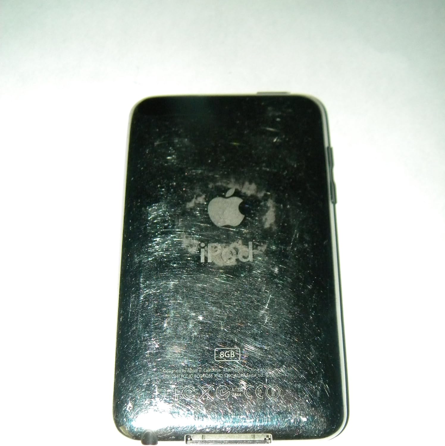 Enrere view of the Apple iPod Touch (3rd Generation) showing the Apple logo and 8GB capacity.