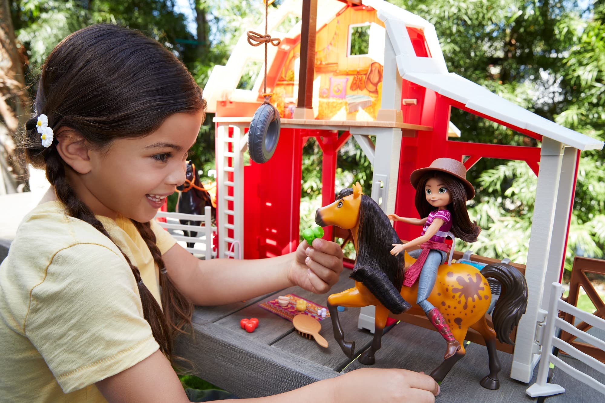 Spirit : l'Indomptable, Coffret Centre Équestre Deluxe Lucky & Spirit, avec poupée Lucky, 2 figurines chevaux, écurie, paddock et accessoires, jouet enfant, HDK57
