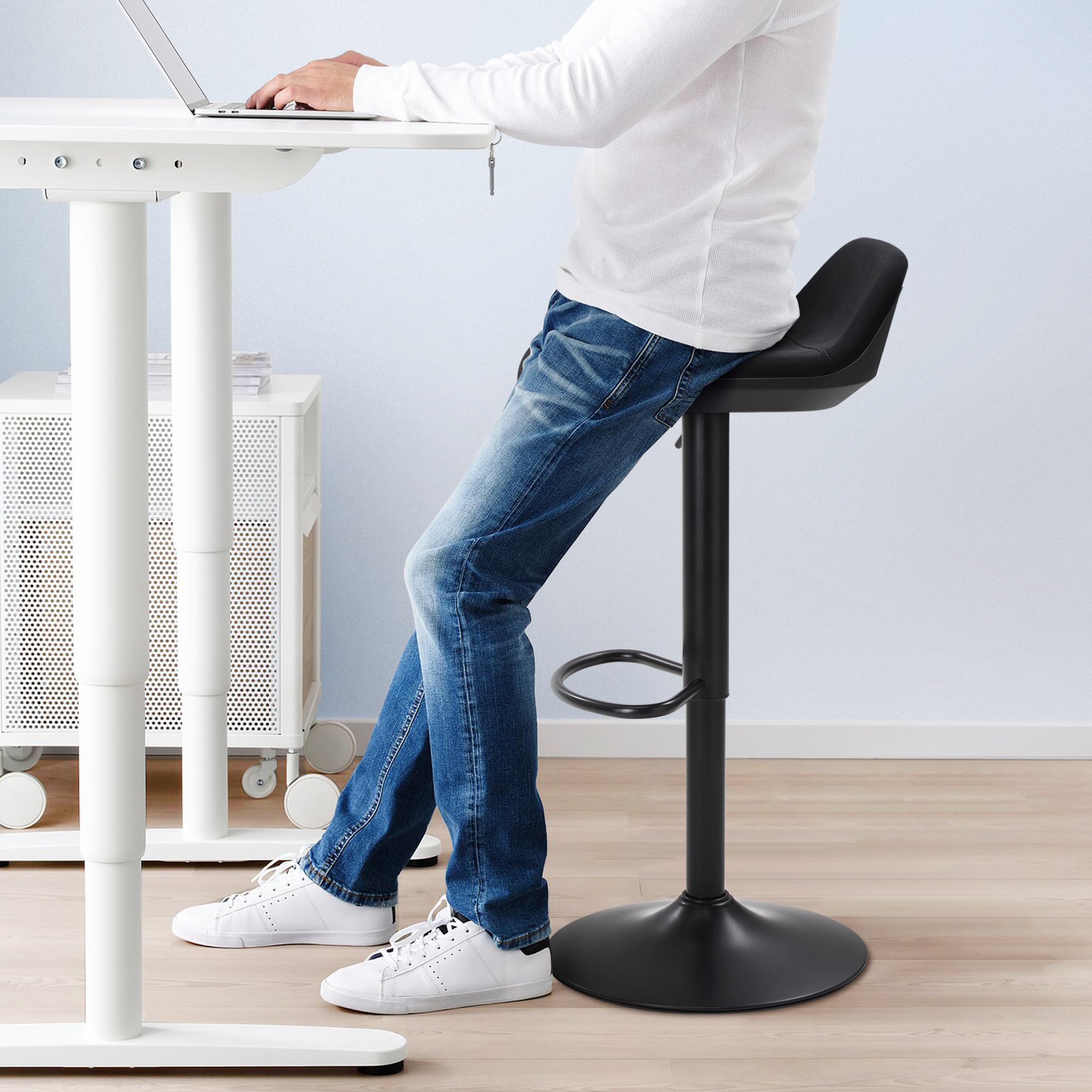 IWMH Stehhocker Höhenverstellbar, Ergonomische Stehhilfe, 360° Drehbar Bürohocker mit Anti-Rutsch Großer Sockel, Niedriger Rückenlehne (Schwarz)