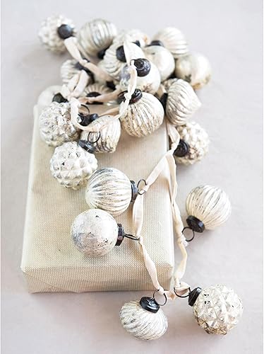 Vista 4 de Creative Co-Op Guirnalda de adorno de bola de vidrio de mercurio en relieve, crema mate envejecida